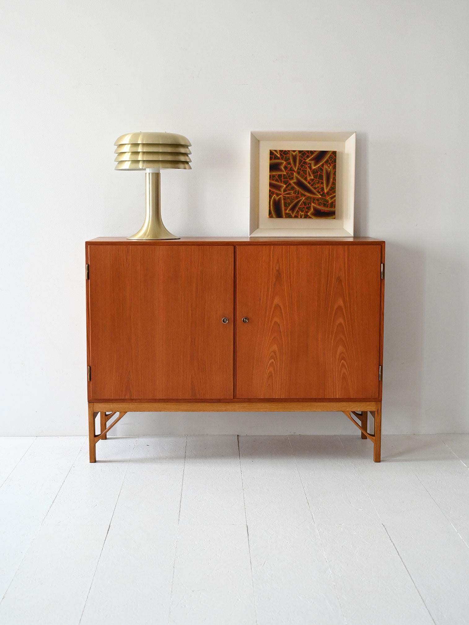 Sideboard in teak con base in rovere, ante a battente con chiave originale, mensole interne e cassetti portaposate.

Sideboard modello BM31, disegnato da Børge Mogensen per FDB e realizzato da C.M. Madsen negli anni ’50/’60. La struttura abbina il