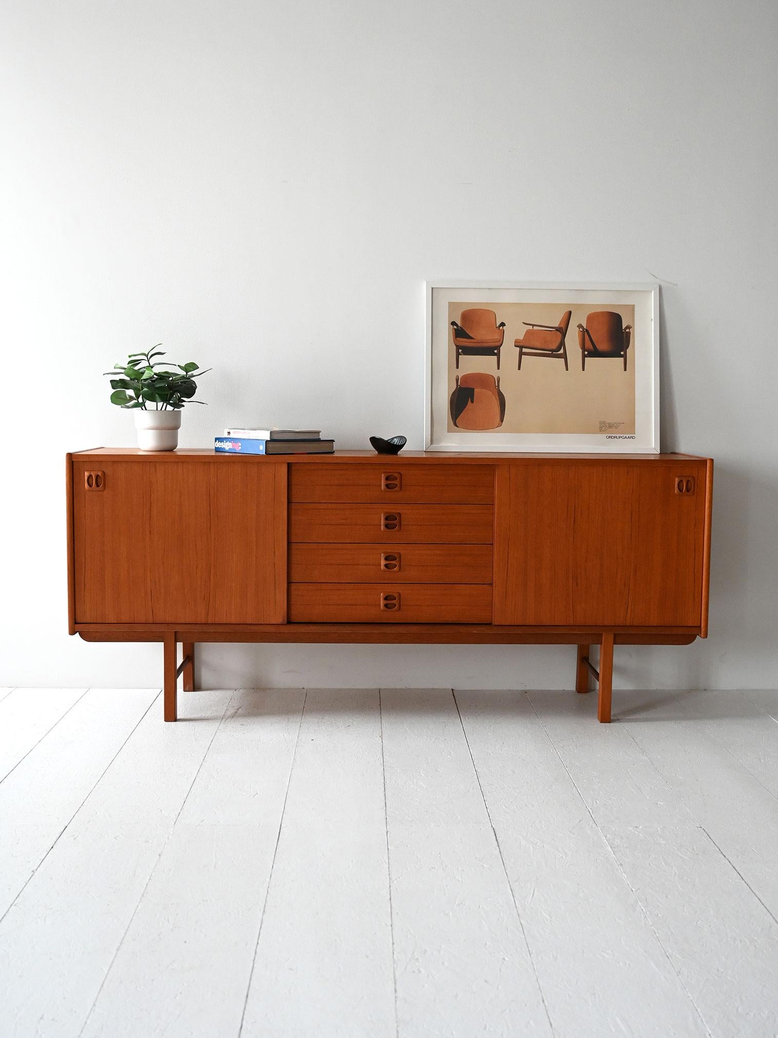Sideboard IKEA originale con due ante scorrevoli e cinque cassetti centrali in teak.

Sideboard scandinavo vintage prodotto da IKEA nel modello “Korsør” negli anni ’60, in teak massello, con strutture pulite e proporzioni ben equilibrate. Presenta
