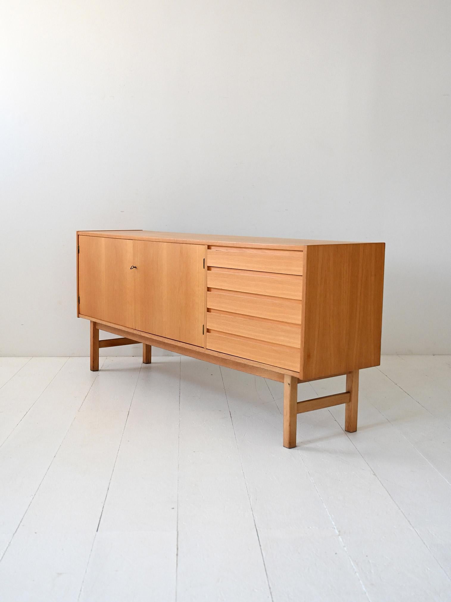 Sideboard scandinavo vintage in rovere con cassetti a latta In condizioni buone in vendita a Brescia, IT