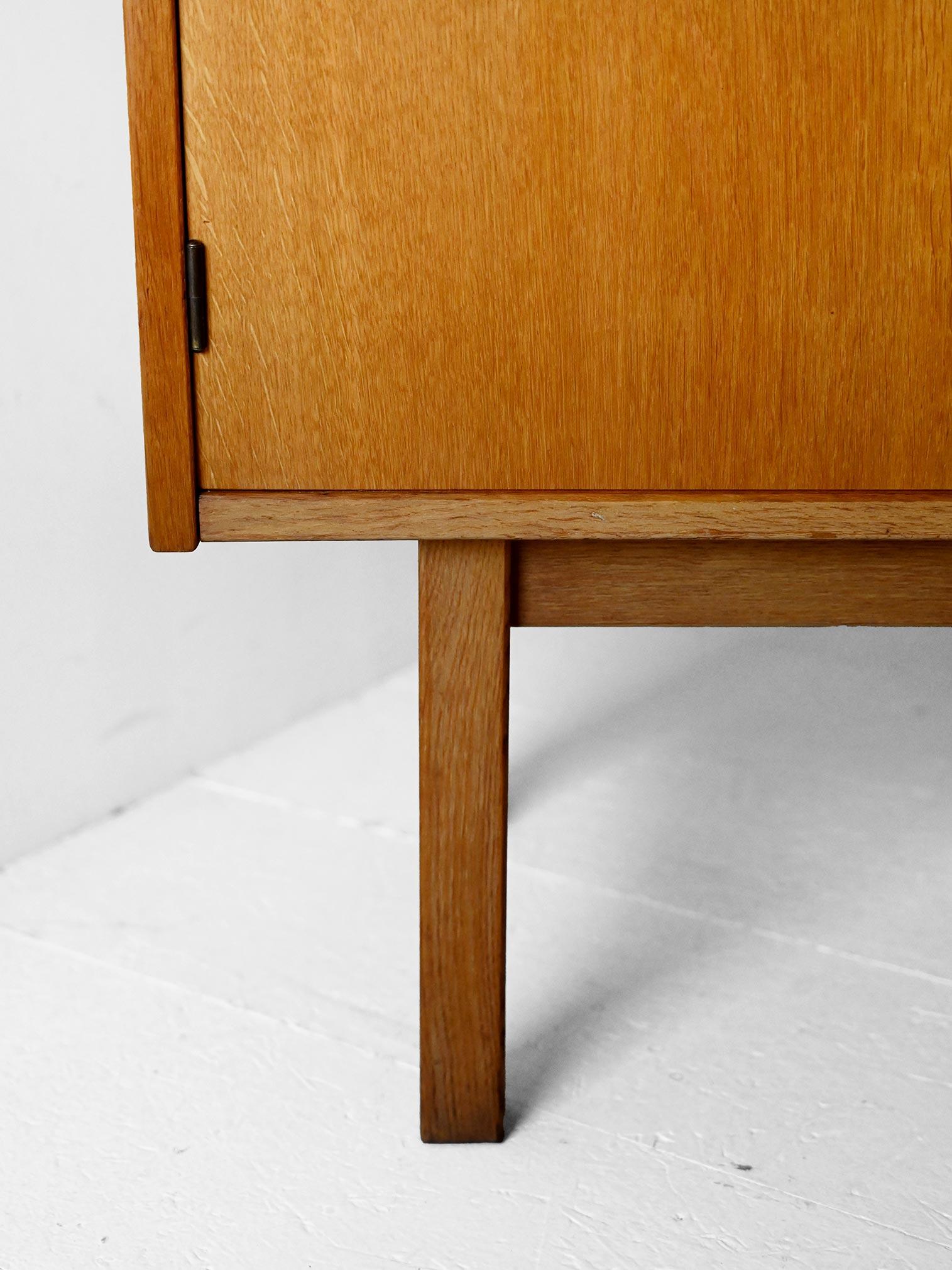 Mid-20th Century Sideboard scandinavo vintage in rovere con cassetti a latta in vendita