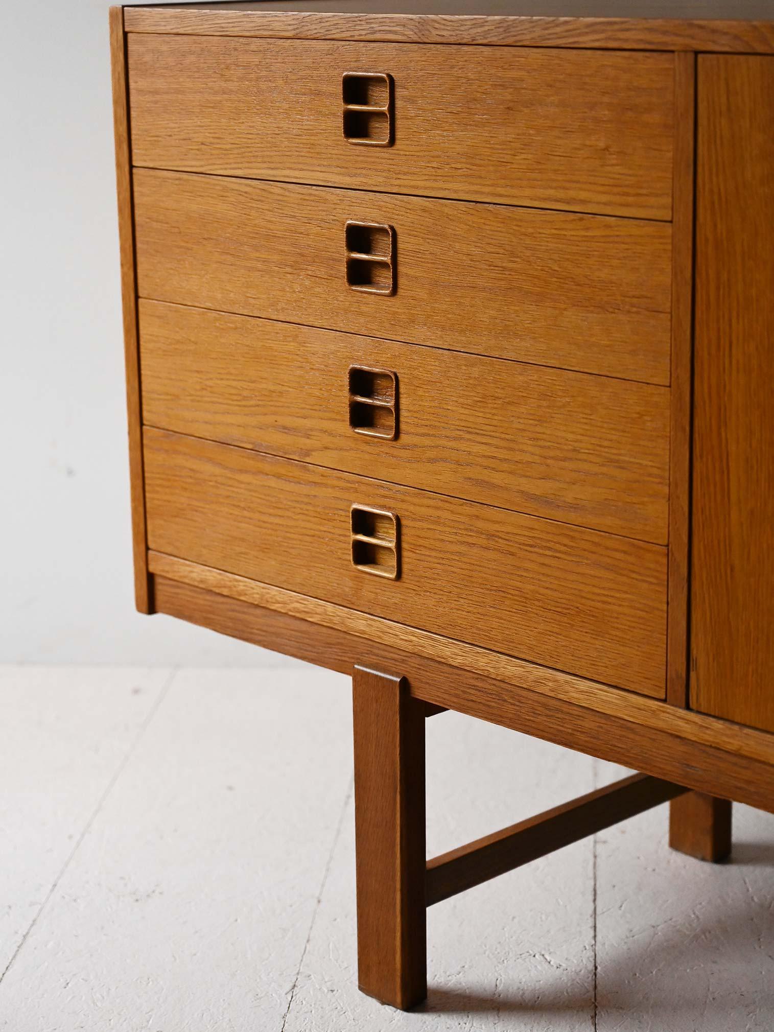 Sideboard scandinavo vintage in rovere con cassetti e ante in vendita 4