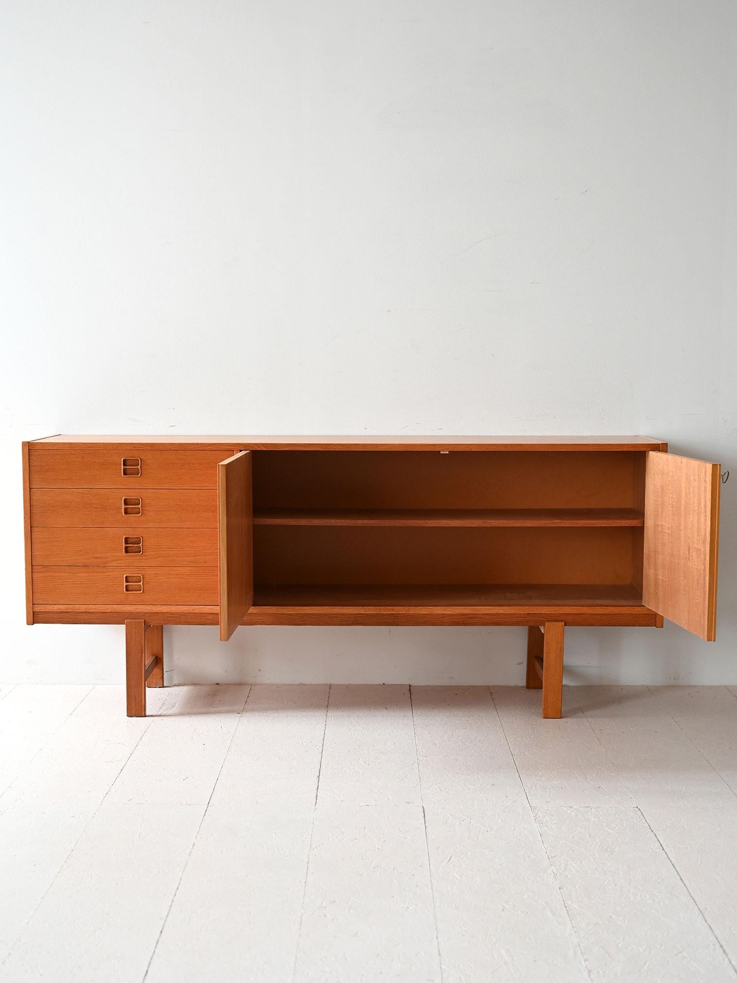 Scandinavo moderno Sideboard scandinavo vintage in rovere con cassetti e ante in vendita
