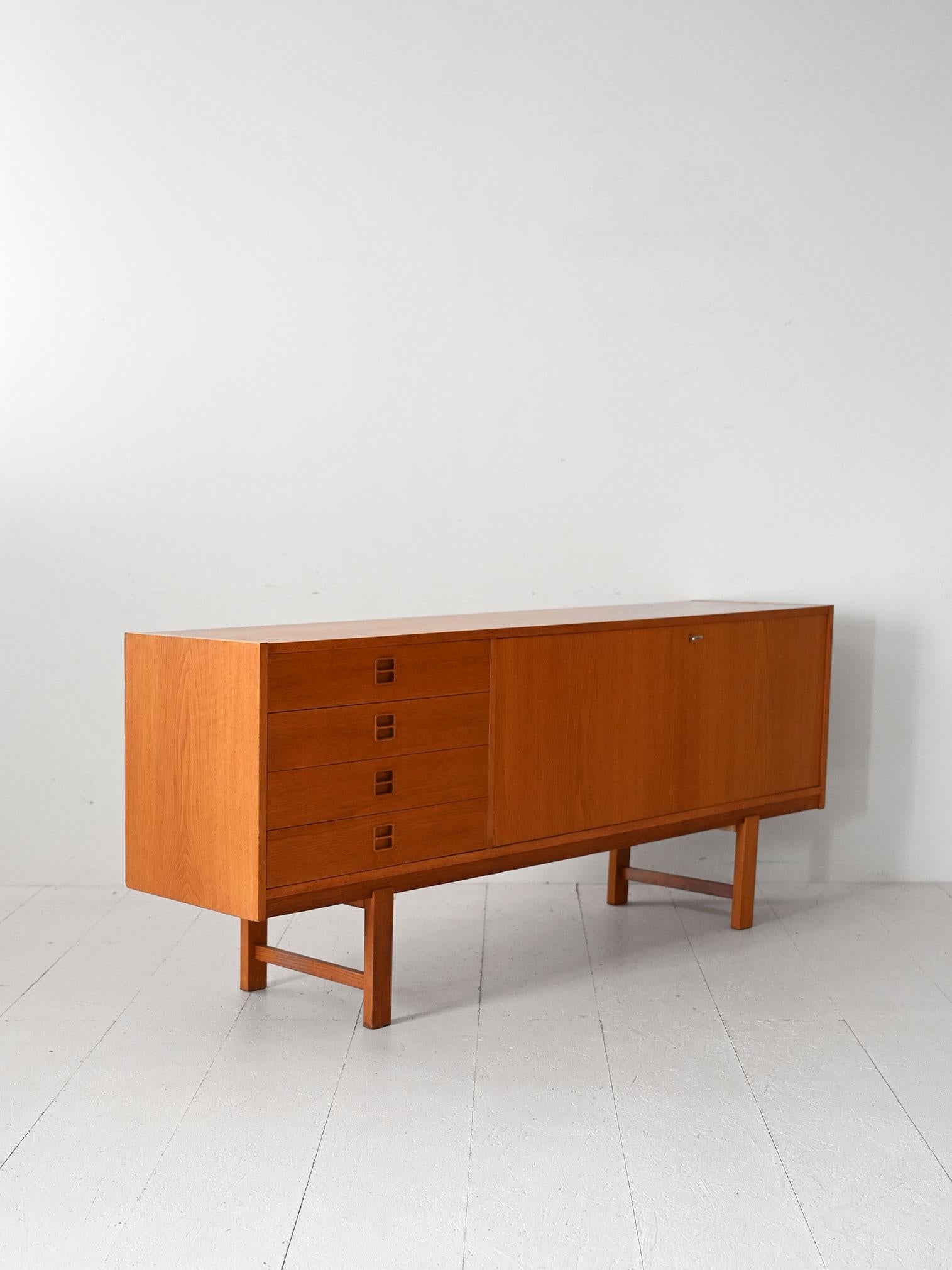 Scandinavian Sideboard scandinavo vintage in rovere con cassetti e ante in vendita