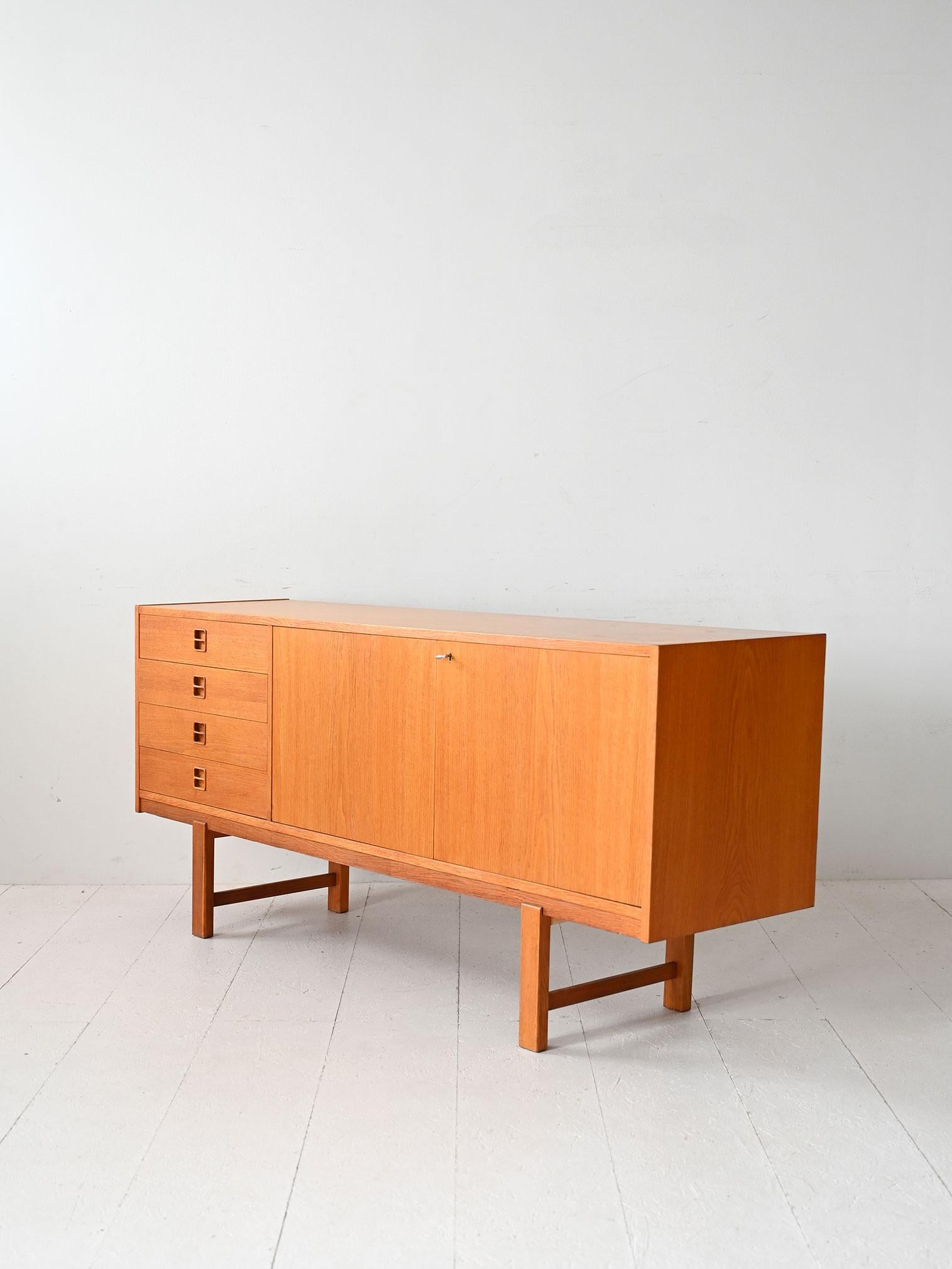 Sideboard scandinavo vintage in rovere con cassetti e ante In condizioni buone in vendita a Brescia, IT