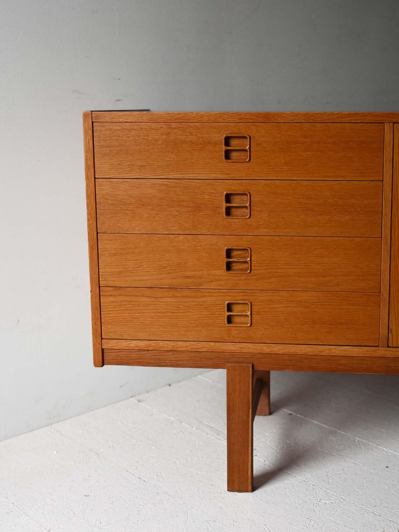 Legno Sideboard scandinavo vintage in rovere con cassetti e ante in vendita
