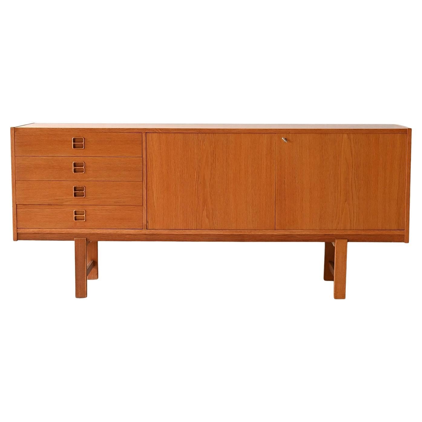 Sideboard scandinavo vintage in rovere con cassetti e ante in vendita