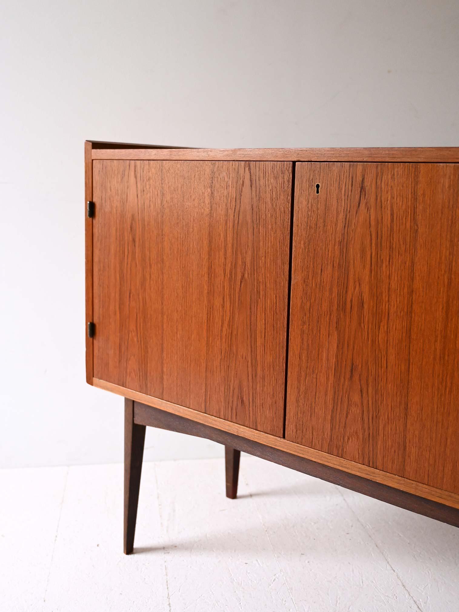 Buffet scandinave vintage en teck des années 1950 en vente 3