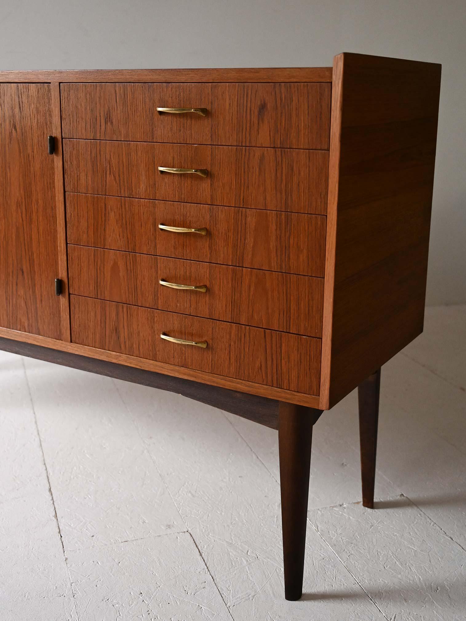 Buffet scandinave vintage en teck des années 1950 en vente 4