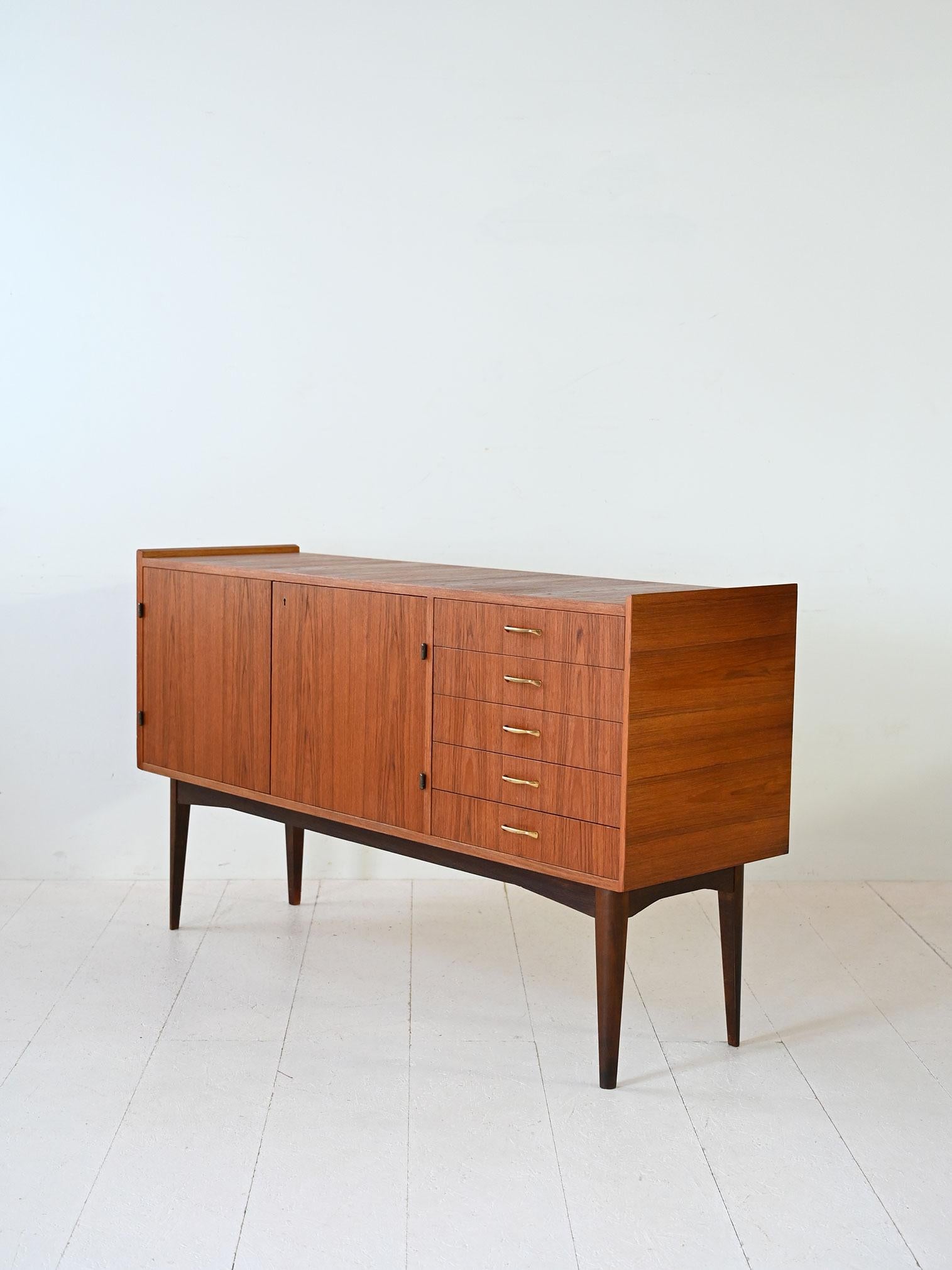Buffet scandinave vintage en teck des années 1950 Bon état - En vente à Brescia, IT