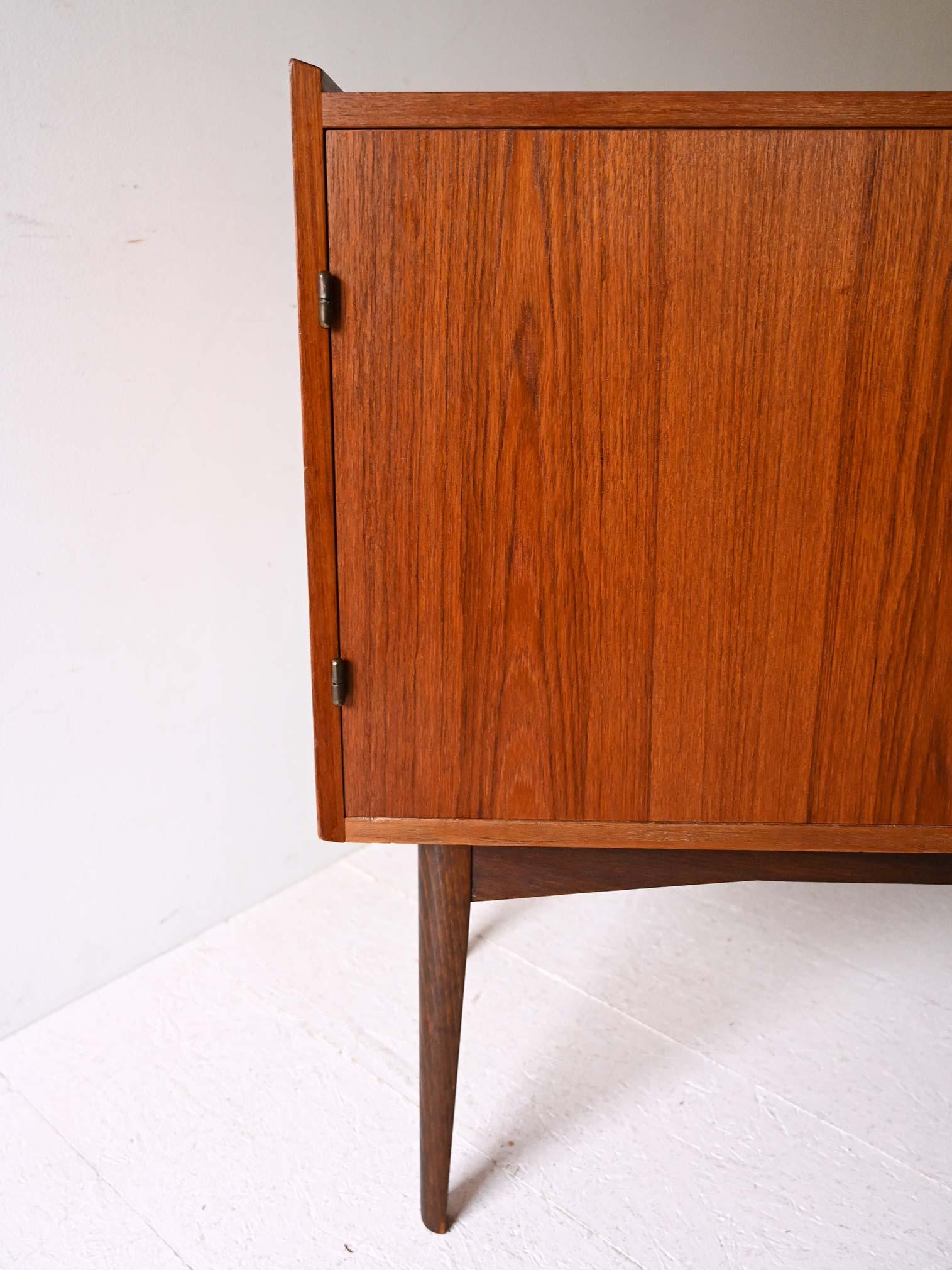 Teck Buffet scandinave vintage en teck des années 1950 en vente
