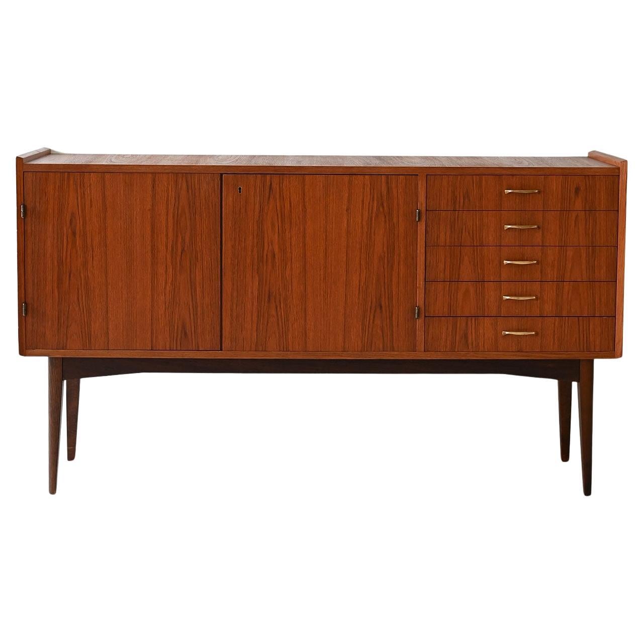 Buffet scandinave vintage en teck des années 1950 en vente
