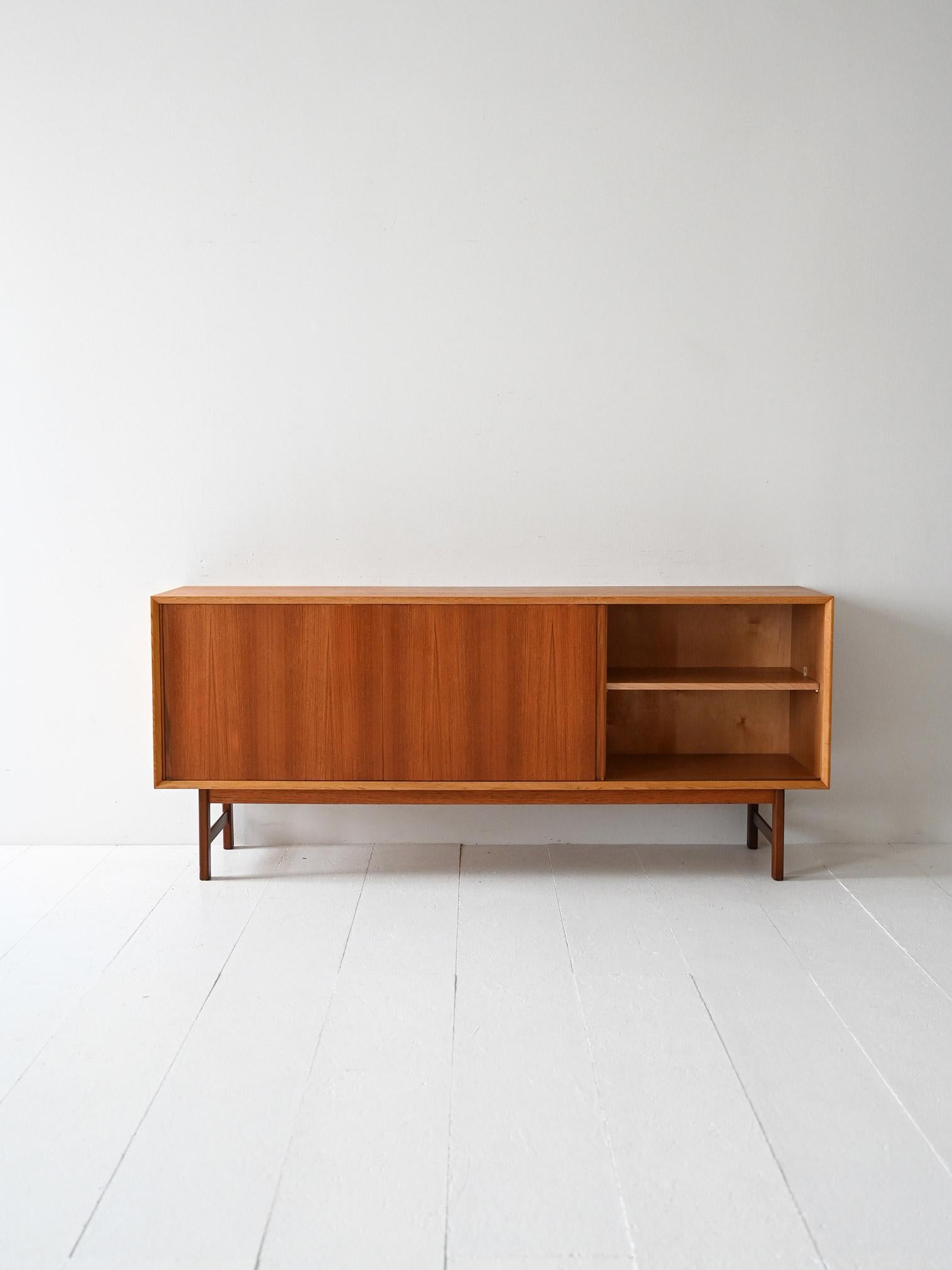 Scandinavo moderno Sideboard scandinavo vintage in teak con cassetti a latta in vendita