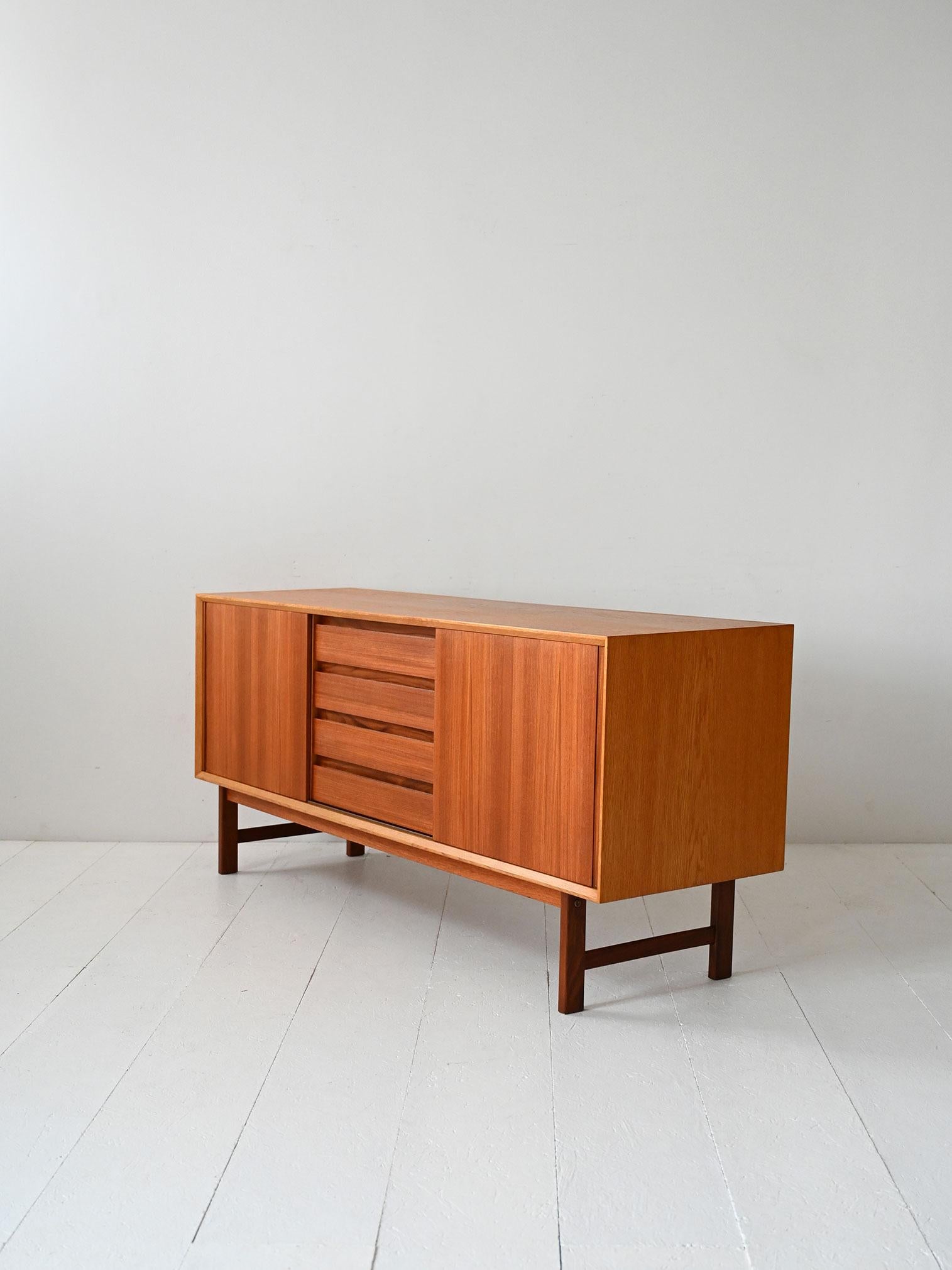 Sideboard scandinavo vintage in teak con cassetti a latta In condizioni buone in vendita a Brescia, IT