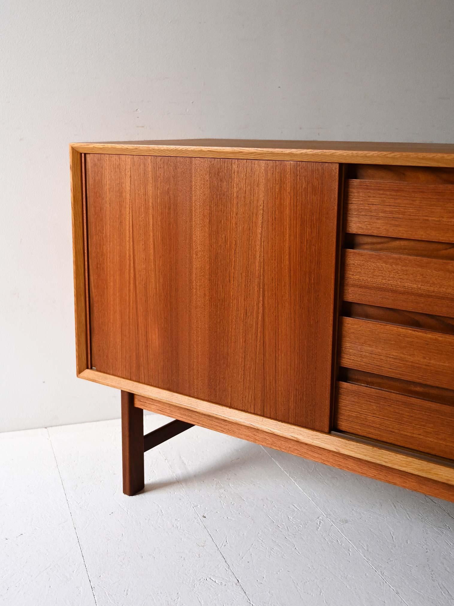 Mid-20th Century Sideboard scandinavo vintage in teak con cassetti a latta in vendita