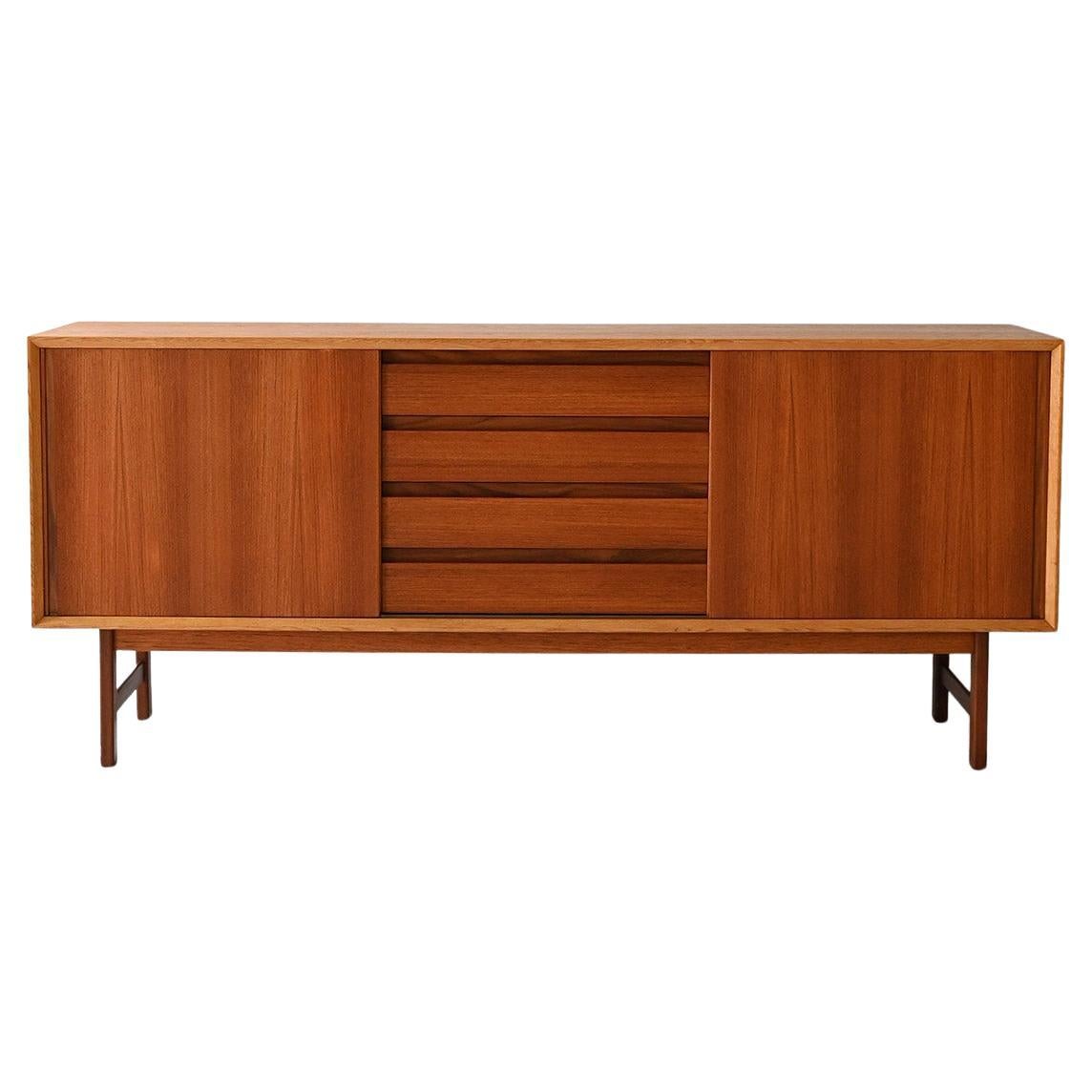 Sideboard scandinavo vintage in teak con cassetti a latta