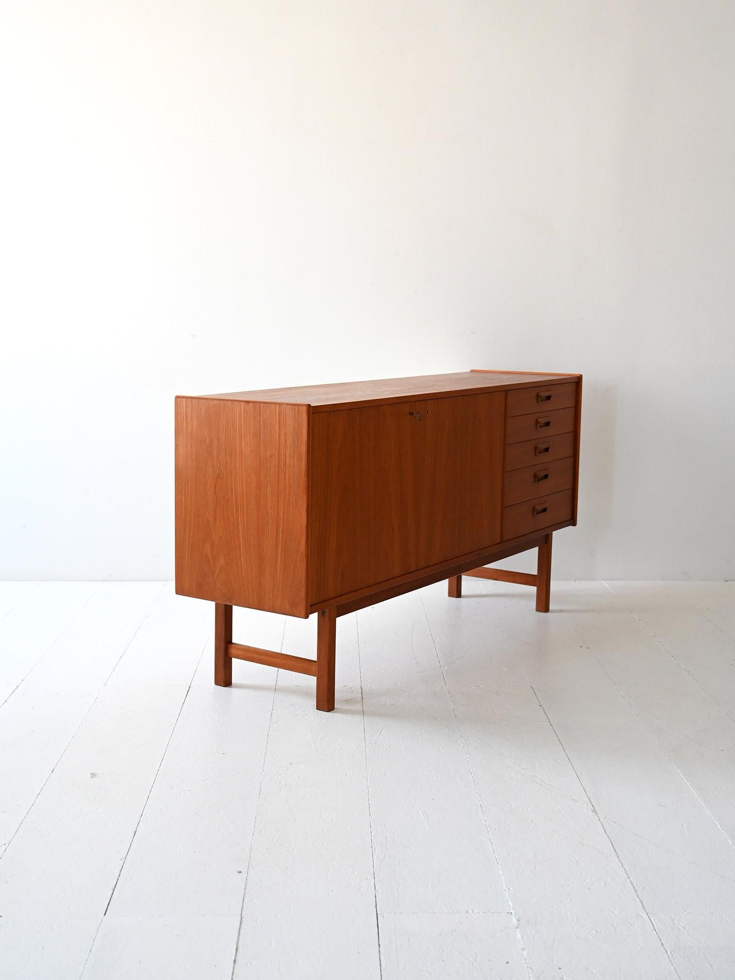 Scandinavian vintage teak sideboard with overhanging drawers In Good Condition For Sale In Brescia, IT
