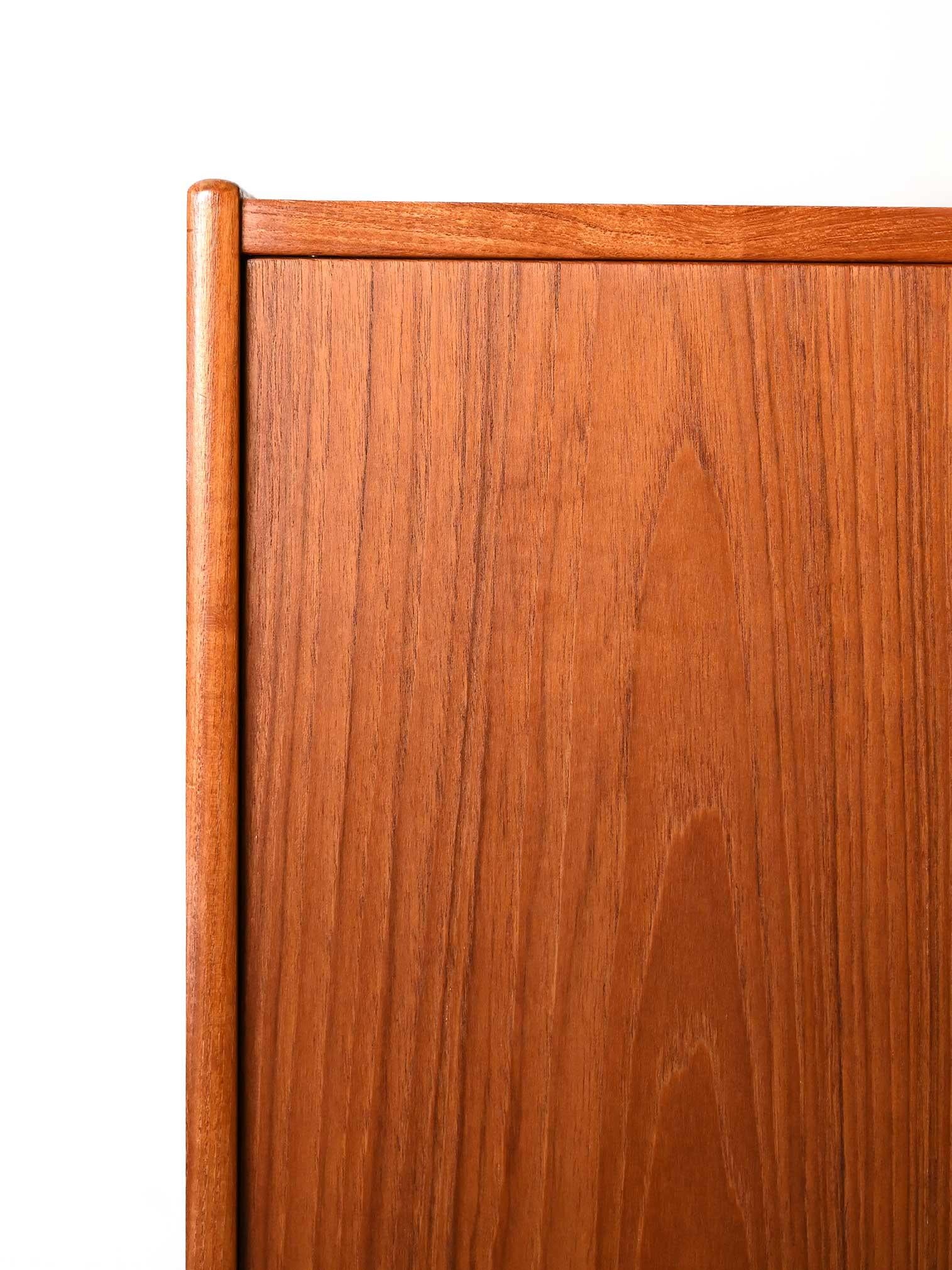 Scandinavian vintage teak sideboard with overhanging drawers For Sale 1
