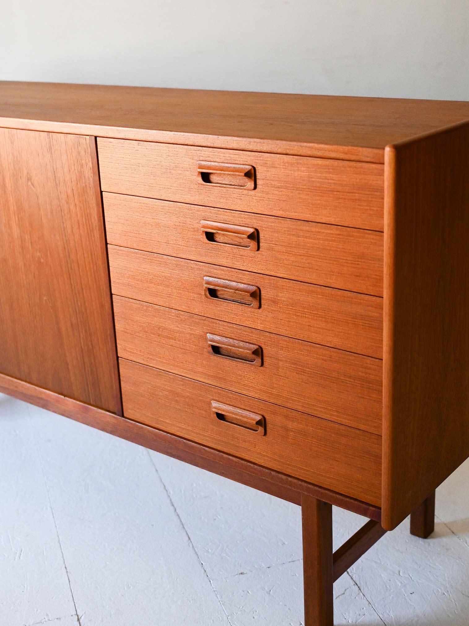 Scandinavian vintage teak sideboard with overhanging drawers For Sale 3