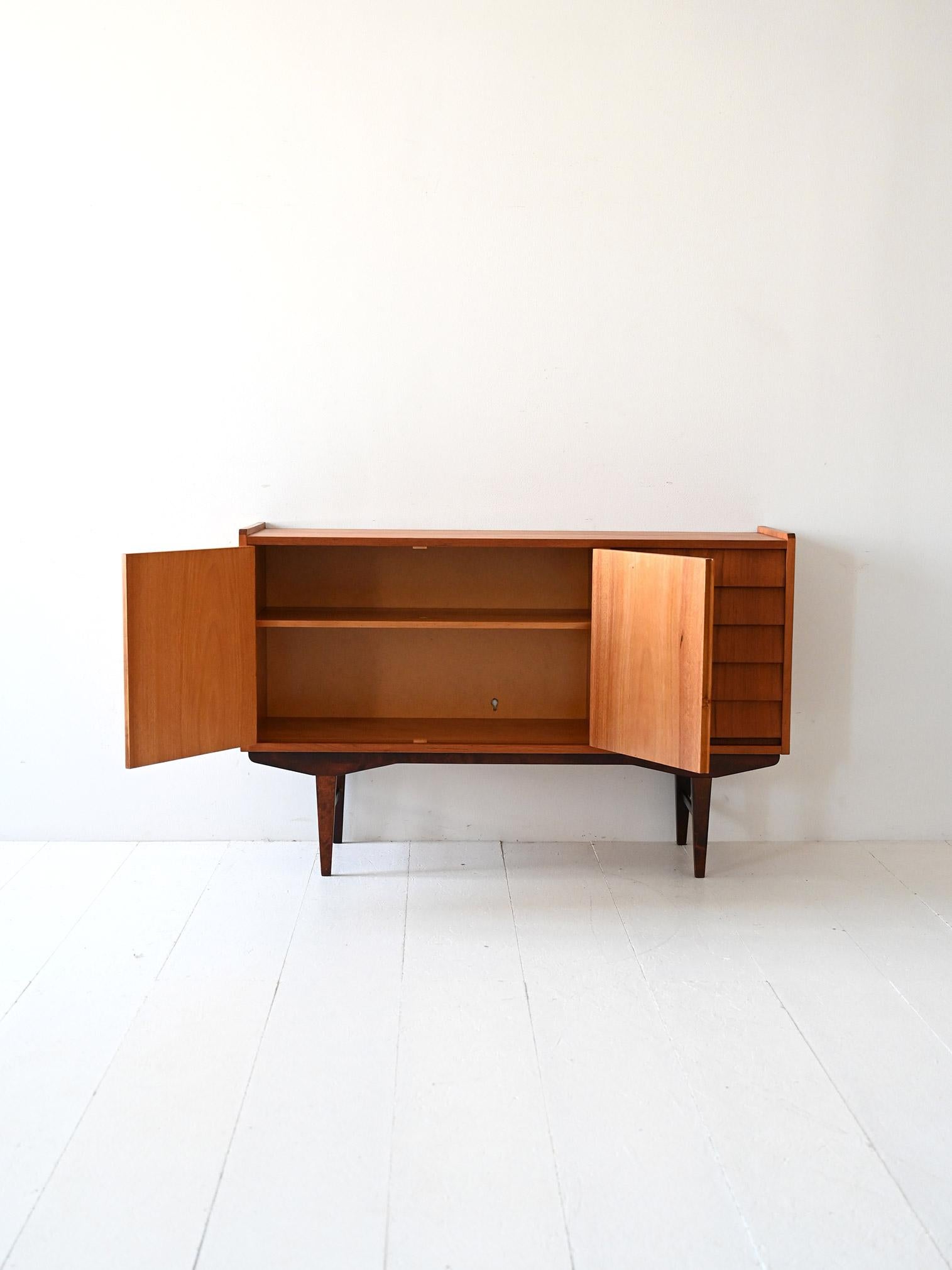 Scandinavo moderno Sideboard scandinavo vintage in teak con cassetti a tegola, anni ’60 in vendita