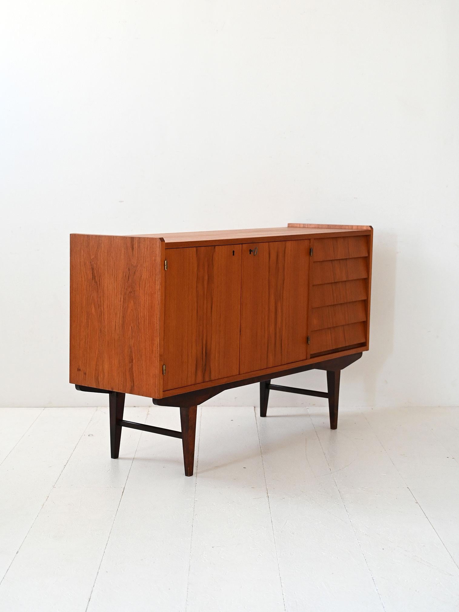 Scandinavian Sideboard scandinavo vintage in teak con cassetti a tegola, anni ’60 in vendita