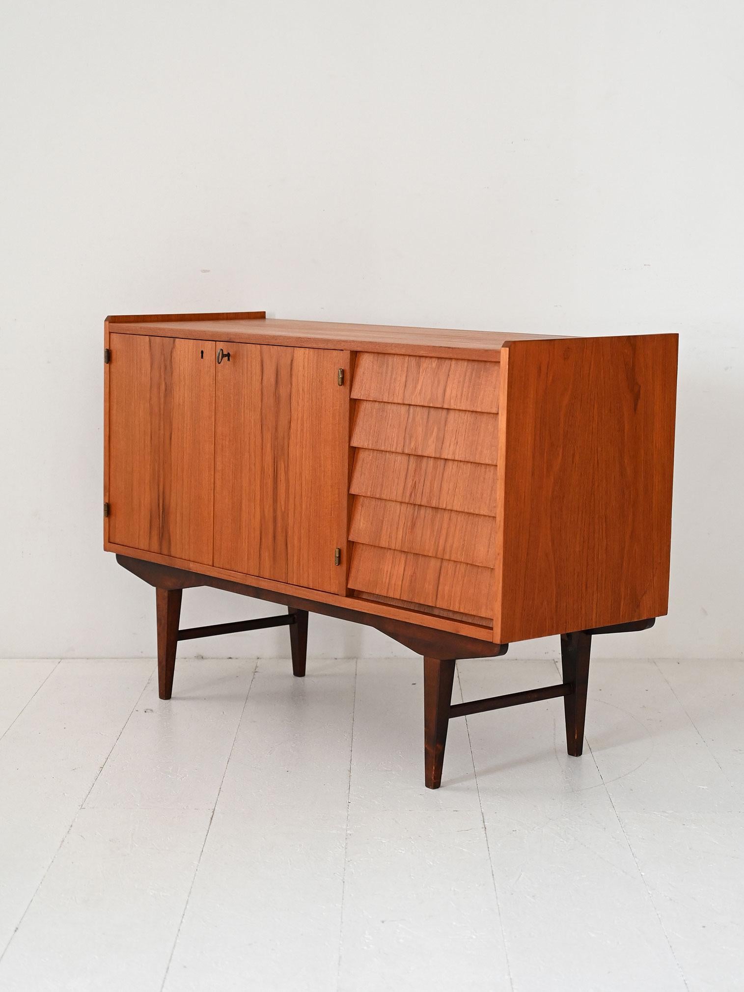Sideboard scandinavo vintage in teak con cassetti a tegola, anni ’60 In condizioni buone in vendita a Brescia, IT