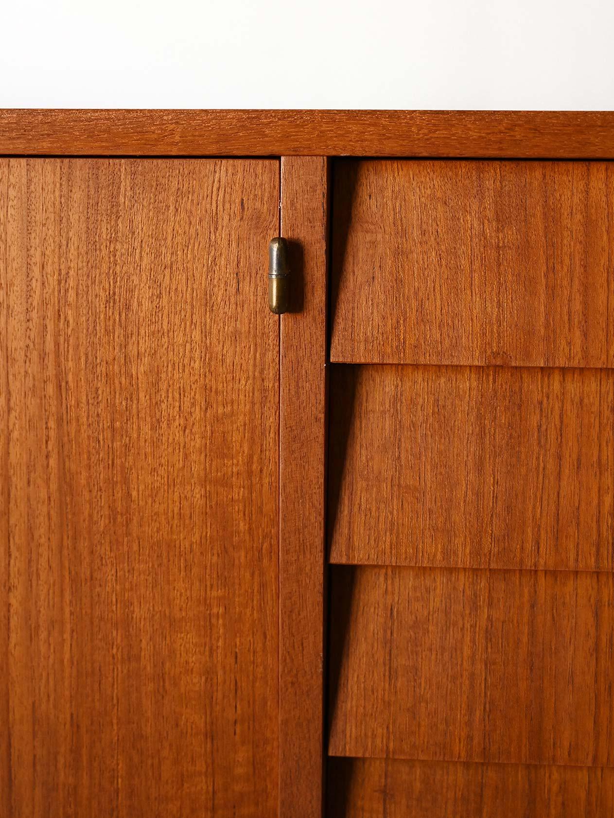 Sideboard scandinavo vintage in teak con cassetti a tegola, anni ’60 in vendita 1