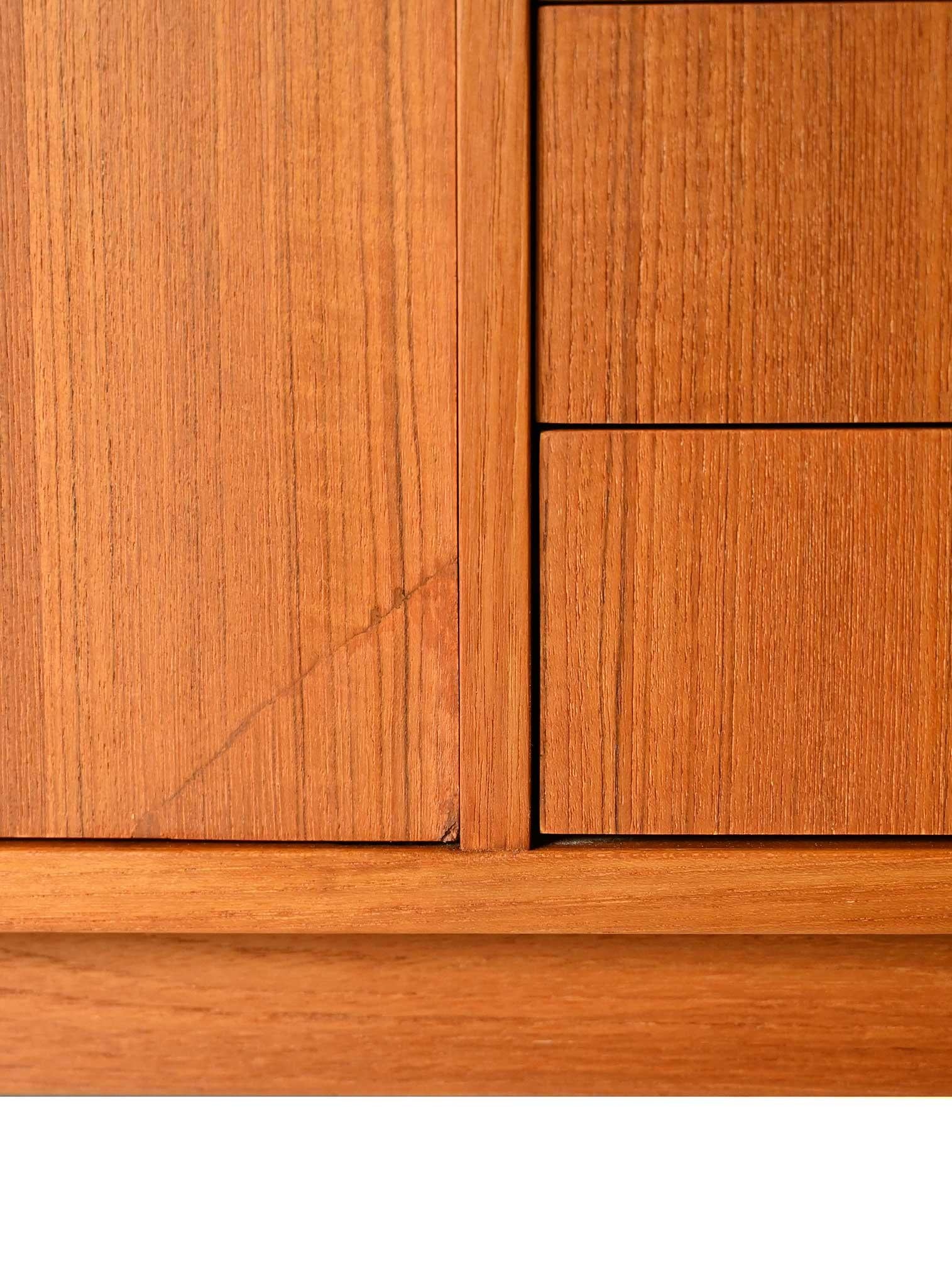 Sideboard scandinavo vintage in teak con cinque cassetti For Sale 3