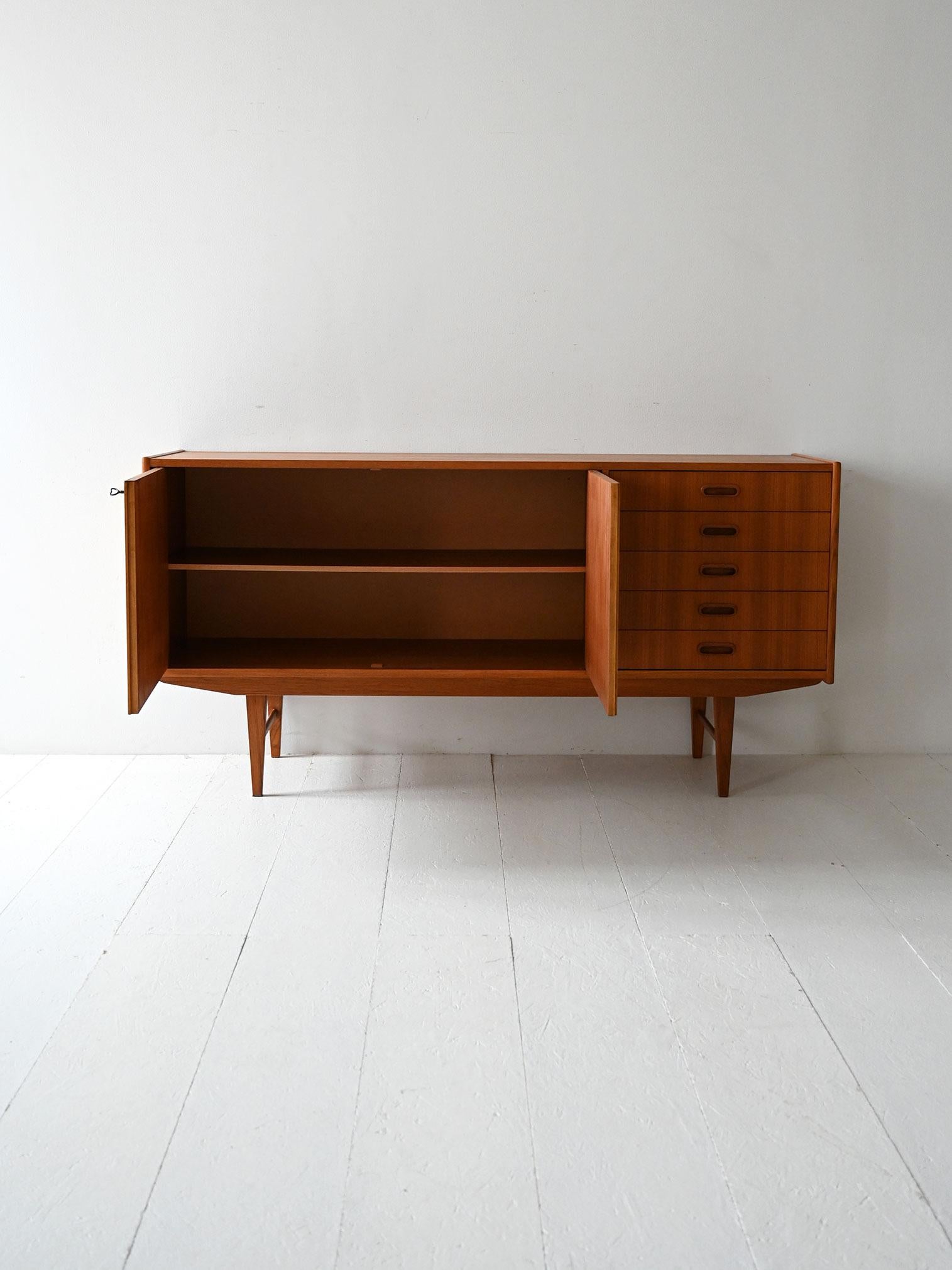 Scandinavian Modern Sideboard scandinavo vintage in teak con cinque cassetti For Sale