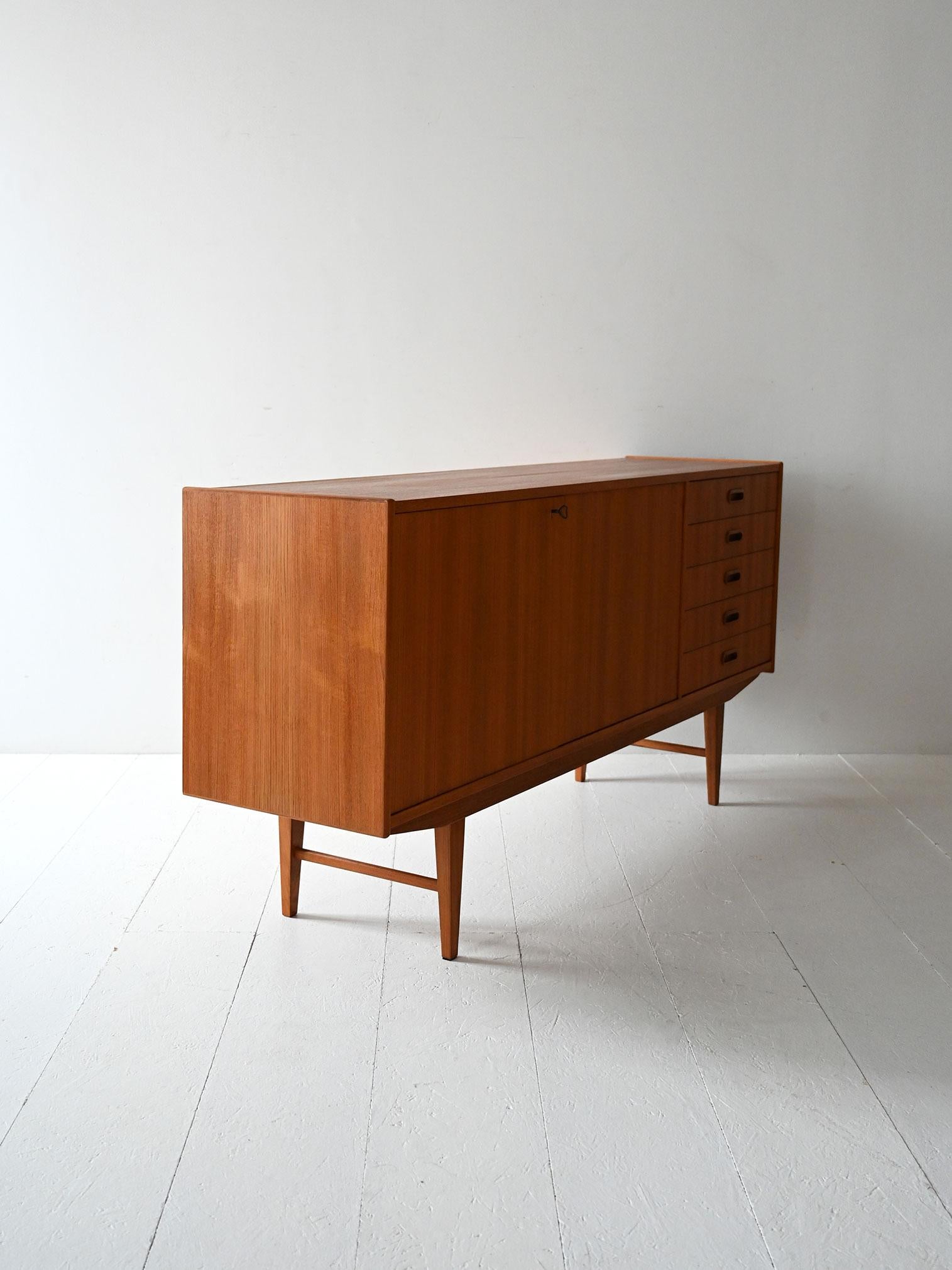 Scandinavian Sideboard scandinavo vintage in teak con cinque cassetti For Sale