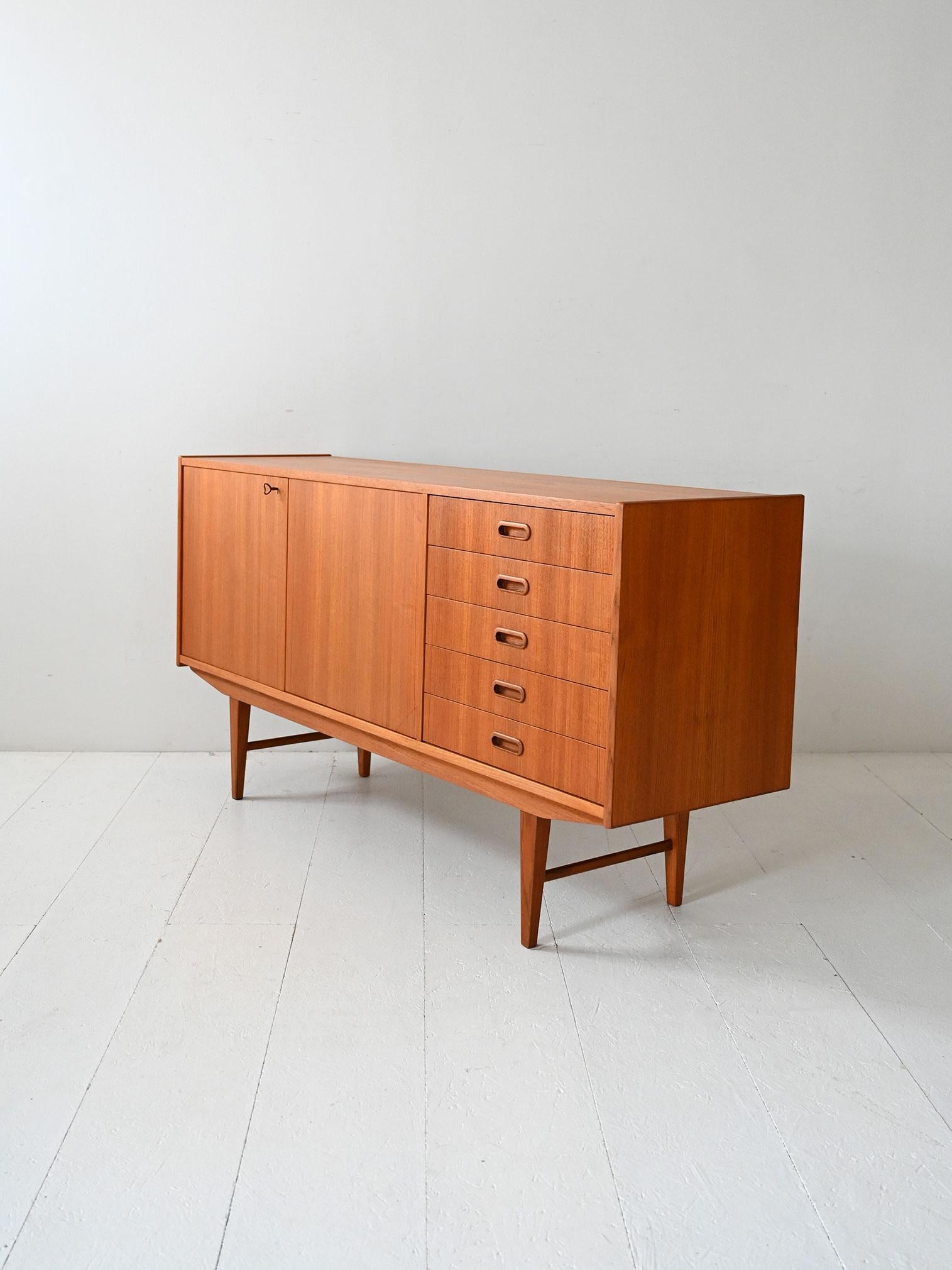 Sideboard scandinavo vintage in teak con cinque cassetti In Good Condition For Sale In Brescia, IT