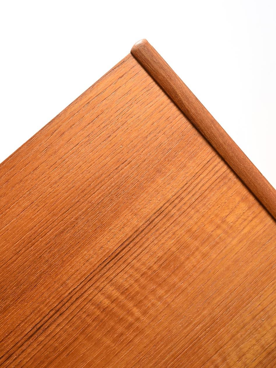 Mid-20th Century Sideboard scandinavo vintage in teak con cinque cassetti For Sale