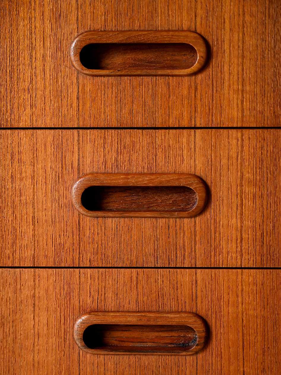 Sideboard scandinavo vintage in teak con cinque cassetti For Sale 2