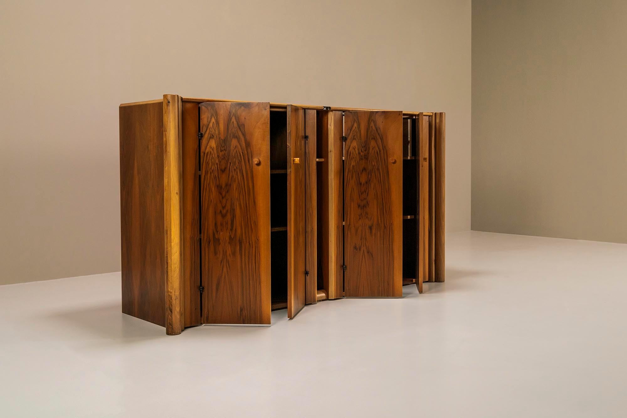 Sideboard “Scuderia” In Walnut By Carlo Scarpa For Bernini, Italy 1977 In Good Condition For Sale In Hellouw, NL