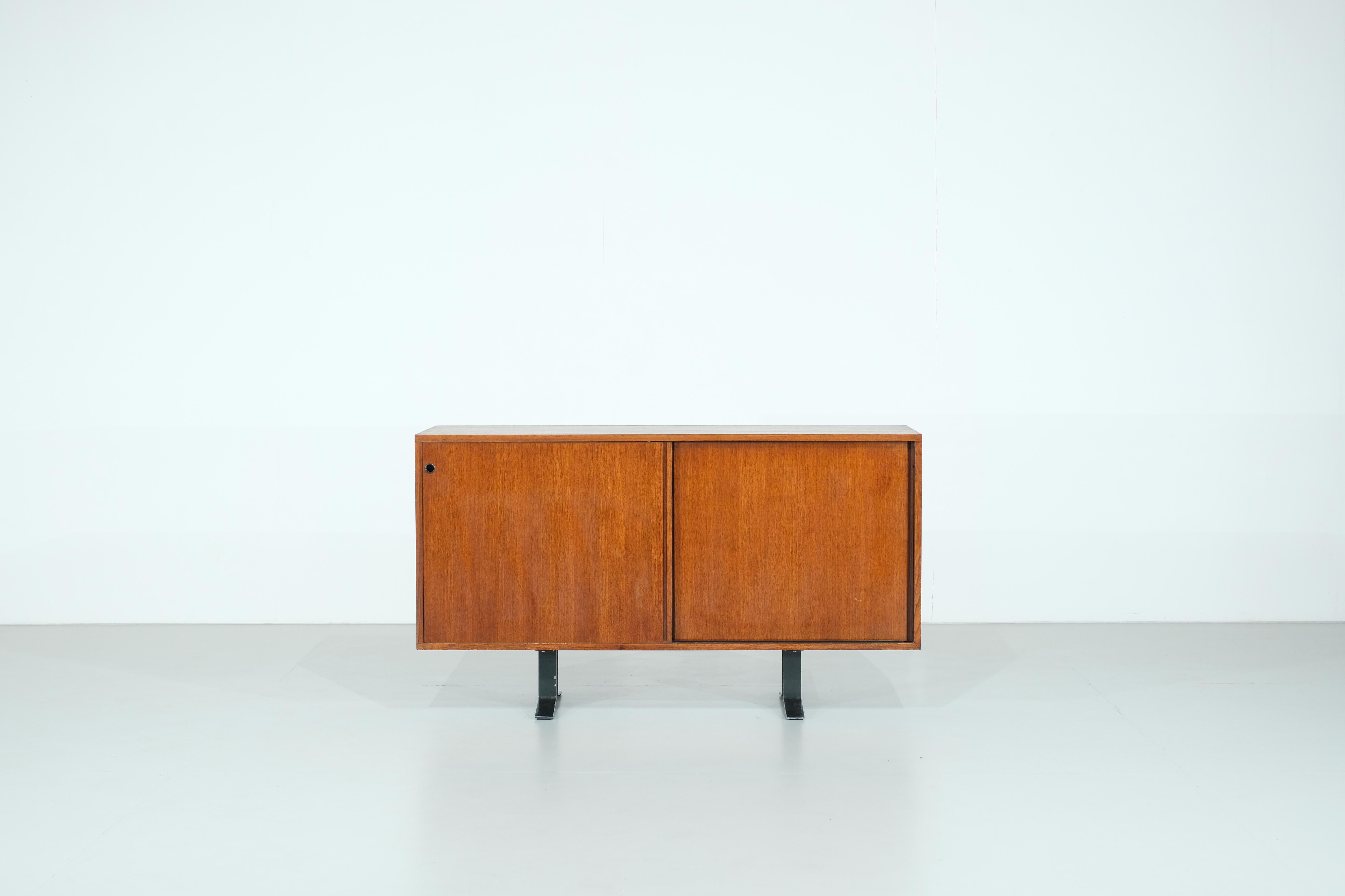 Bellissima credenza SE3 disegnata da Osvafldo Borsani per Tecno negli anni '60.
Questo superbo mobile contenitore è composto da 2 ante scorrevoli che ospitano ciascuna 6 cassetti.

La particolarità di questa credenza risiede in questi cassetti,