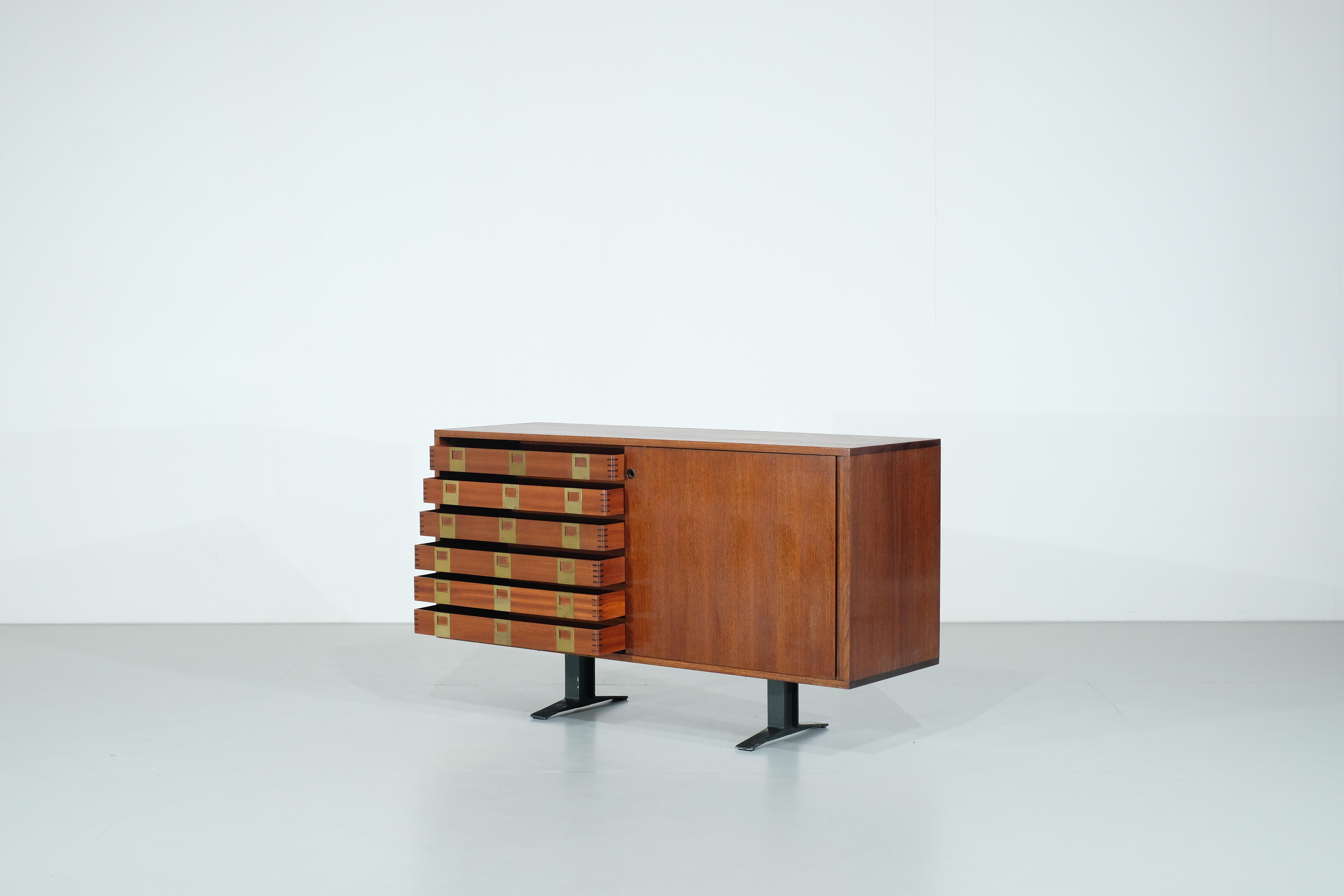 Credenza SE3 di Osvaldo Borsani per Tecno - Anni '60 In condizioni buone in vendita a Uccle, Bruxelles
