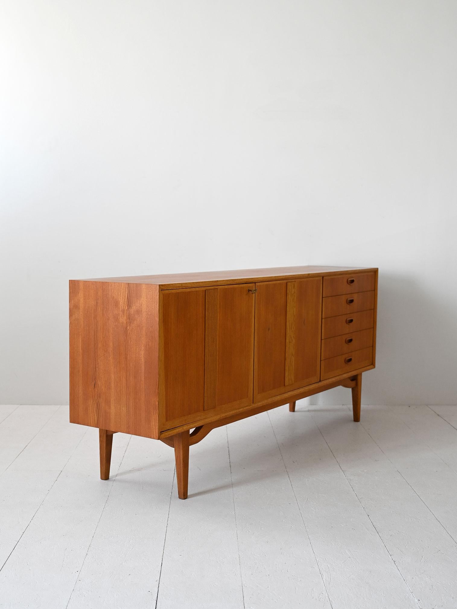 Swedish teak and oak sideboard In Good Condition In Brescia, IT