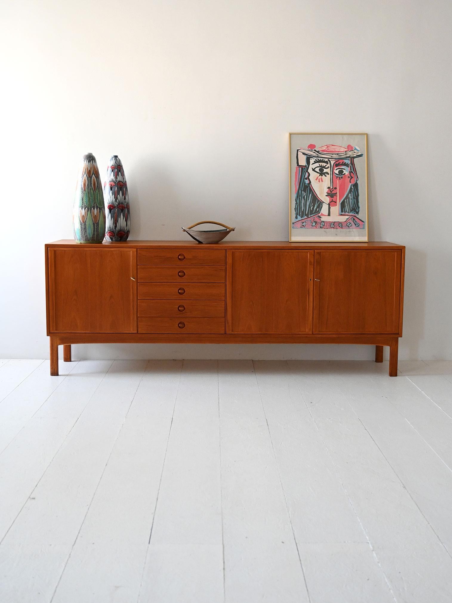 Buffet scandinave en teck à trois portes et cinq tiroirs, conçu par Sven Engström et Gunnar Myrstrand pour Skaraborgs Möbelindustri.

Buffet en teck raffiné conçu par Sven Engström et Gunnar Myrstrand pour Skaraborgs Möbelindustri dans les années