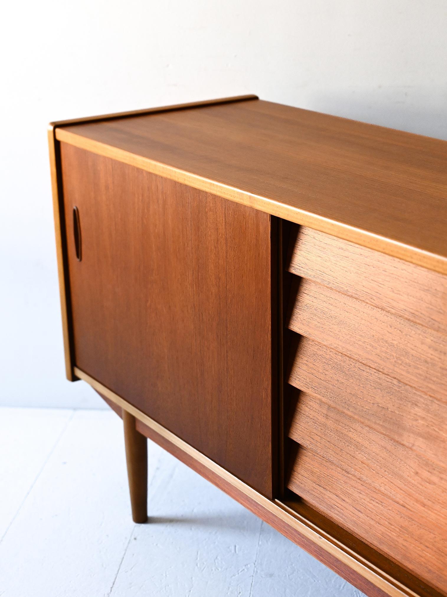 Sideboard “Trio” in teak e rovere di Nils Jonsson per Hugo Troeds, anni ’60 in vendita 3