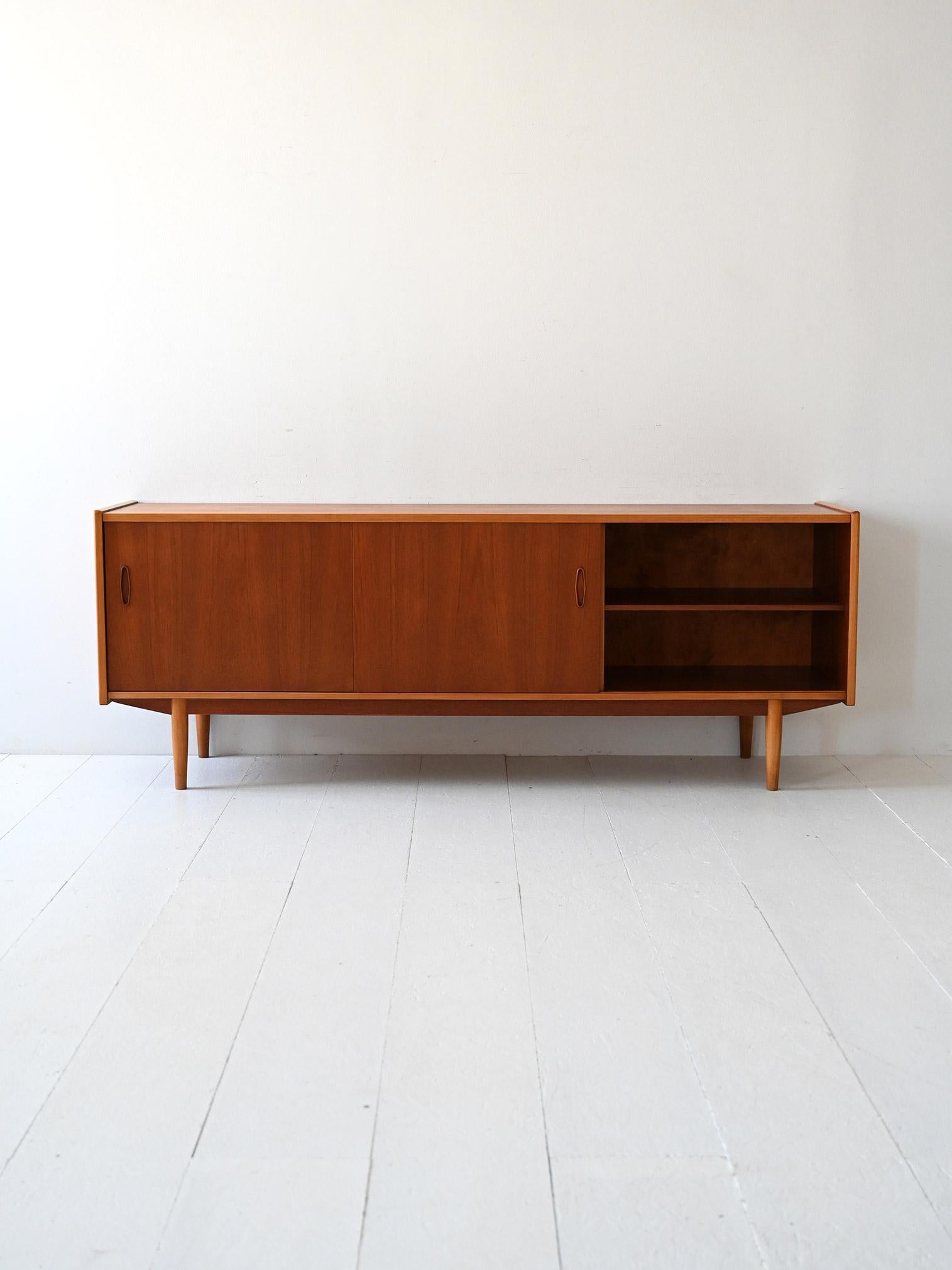 Scandinavo moderno Sideboard “Trio” in teak e rovere di Nils Jonsson per Hugo Troeds, anni ’60 in vendita