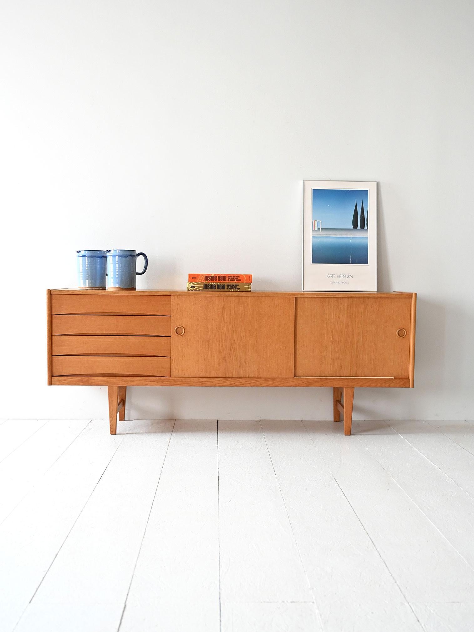 Aparador escandinavo de roble diseñado por Erik Wørts para IKEA, años 60. Líneas limpias con cajones perfilados.

Aparador modelo 'Ulvo' diseñado por Erik Wørts para IKEA en la década de 1960. Diseño escandinavo de roble con cuatro cajones