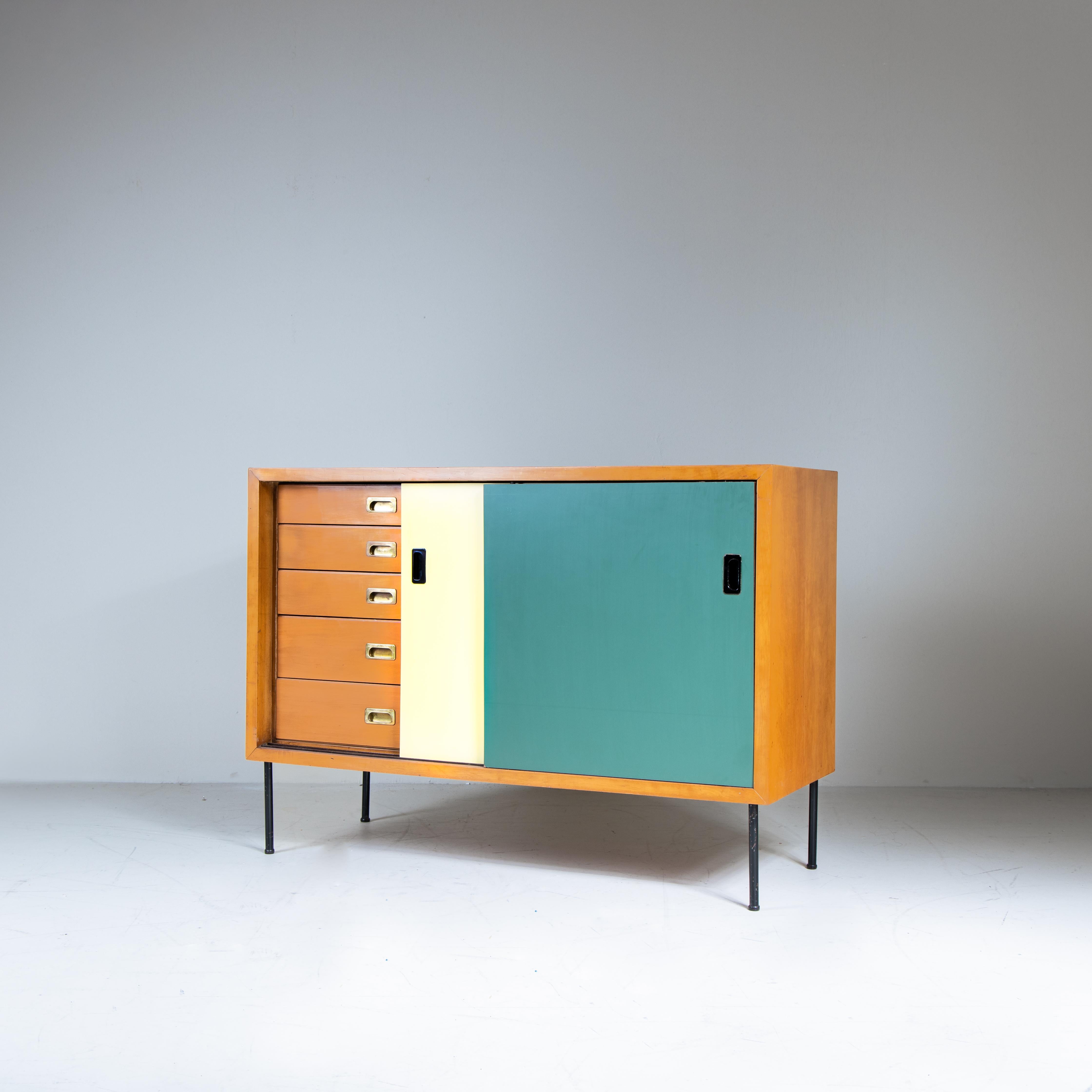Sideboard con cassettiera in legno e formica nei toni del verde e del giallo, Italia, 1960. Caratterizzato da un design essenziale tipico degli anni '60, questo mobile unisce funzionalità e vivacità cromatica, con superfici in formica che ne