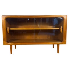 Vintage Dyrlund Teak Sideboard mit Glasschiebetüren - Dänemark Anni