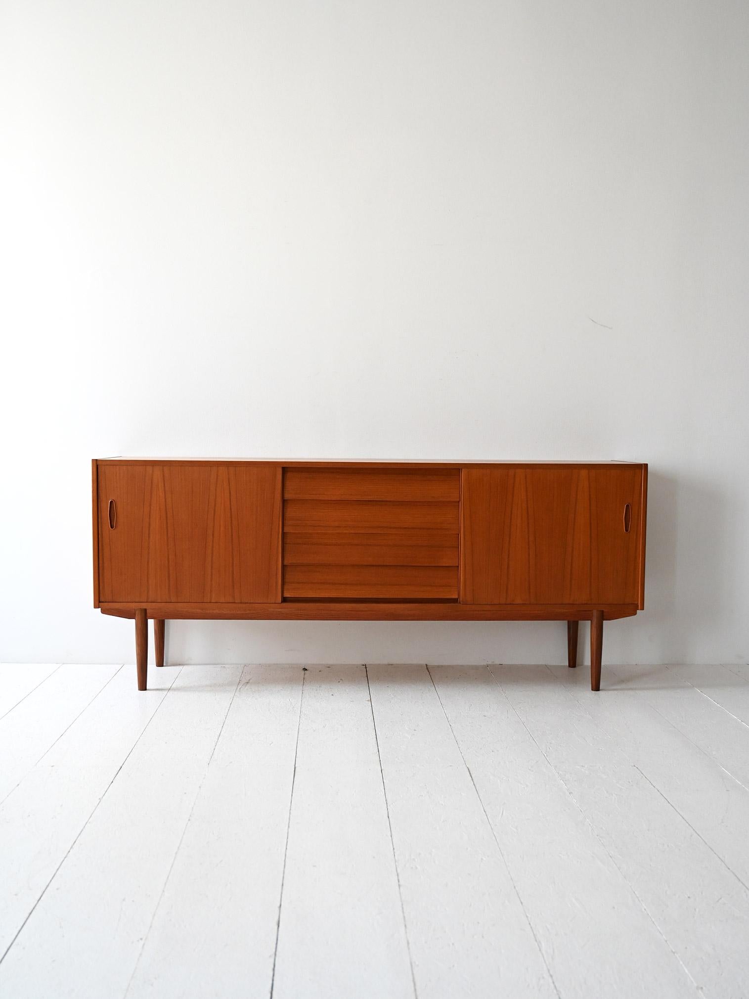 Scandinavo moderno Sideboard vintage scandinavo di Nils Jonsson in vendita