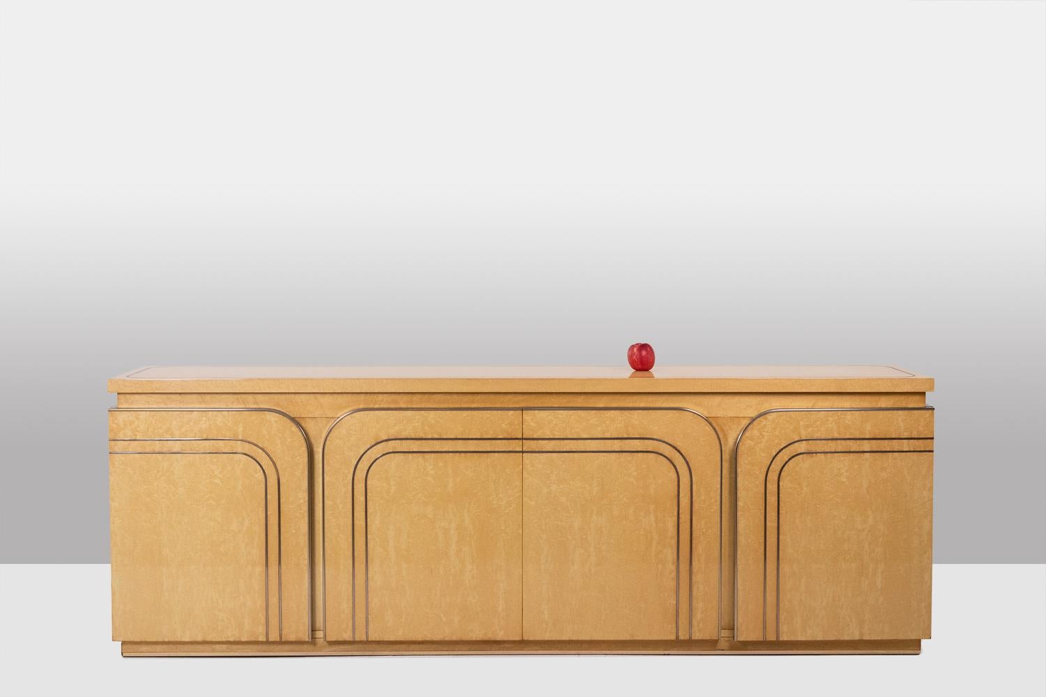 Italiano Credenza a 4 ante in legno di betulla. 1970s. in vendita