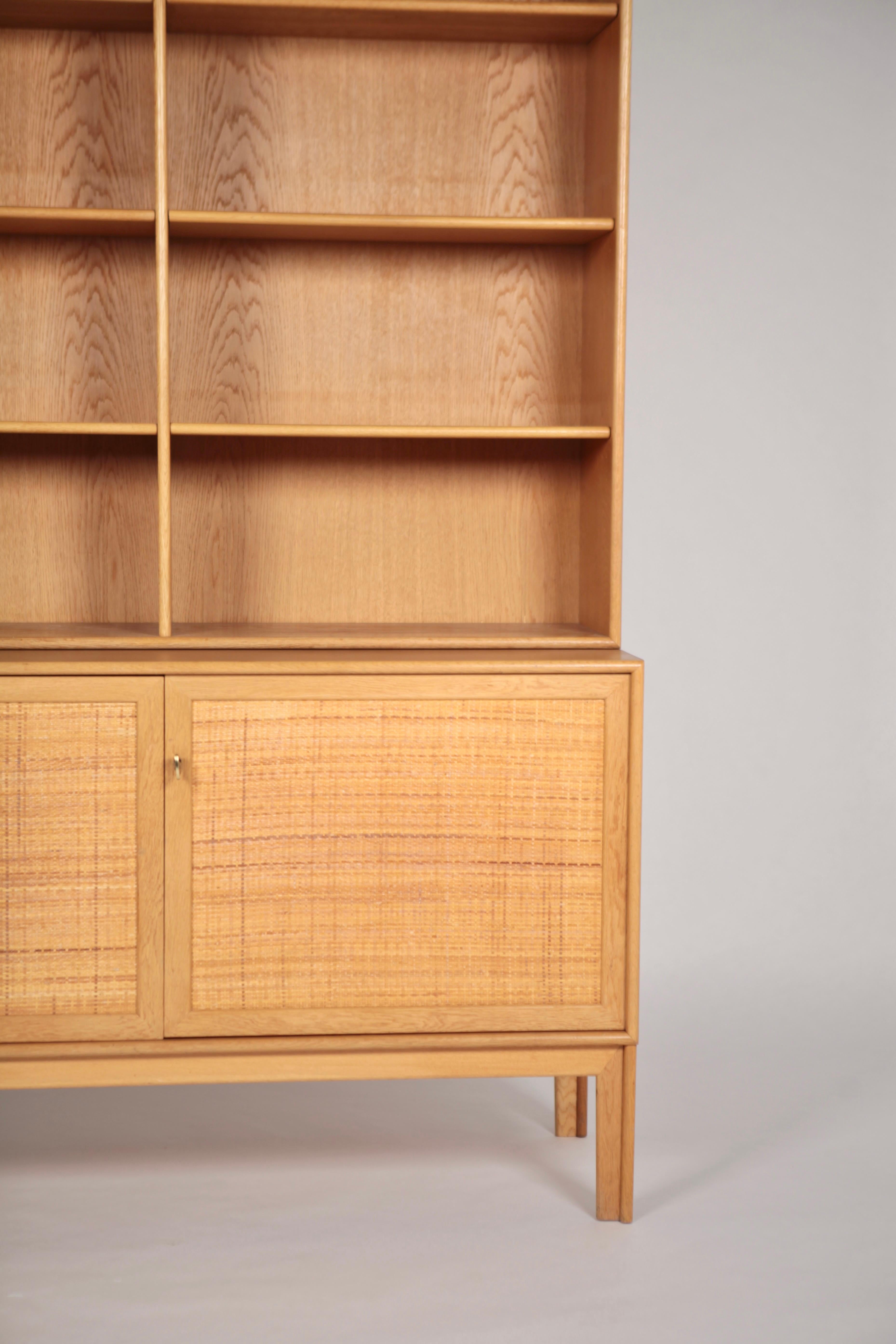 Alf Svensson, sideboard with bookcase, in oak and rattan, manufactured by Bjästa Möbelfabrik in Sweden in 1950s.
Excellent vintage condition with very nice patina and minor signs of usage.
Original key included.
Interior with shelves and