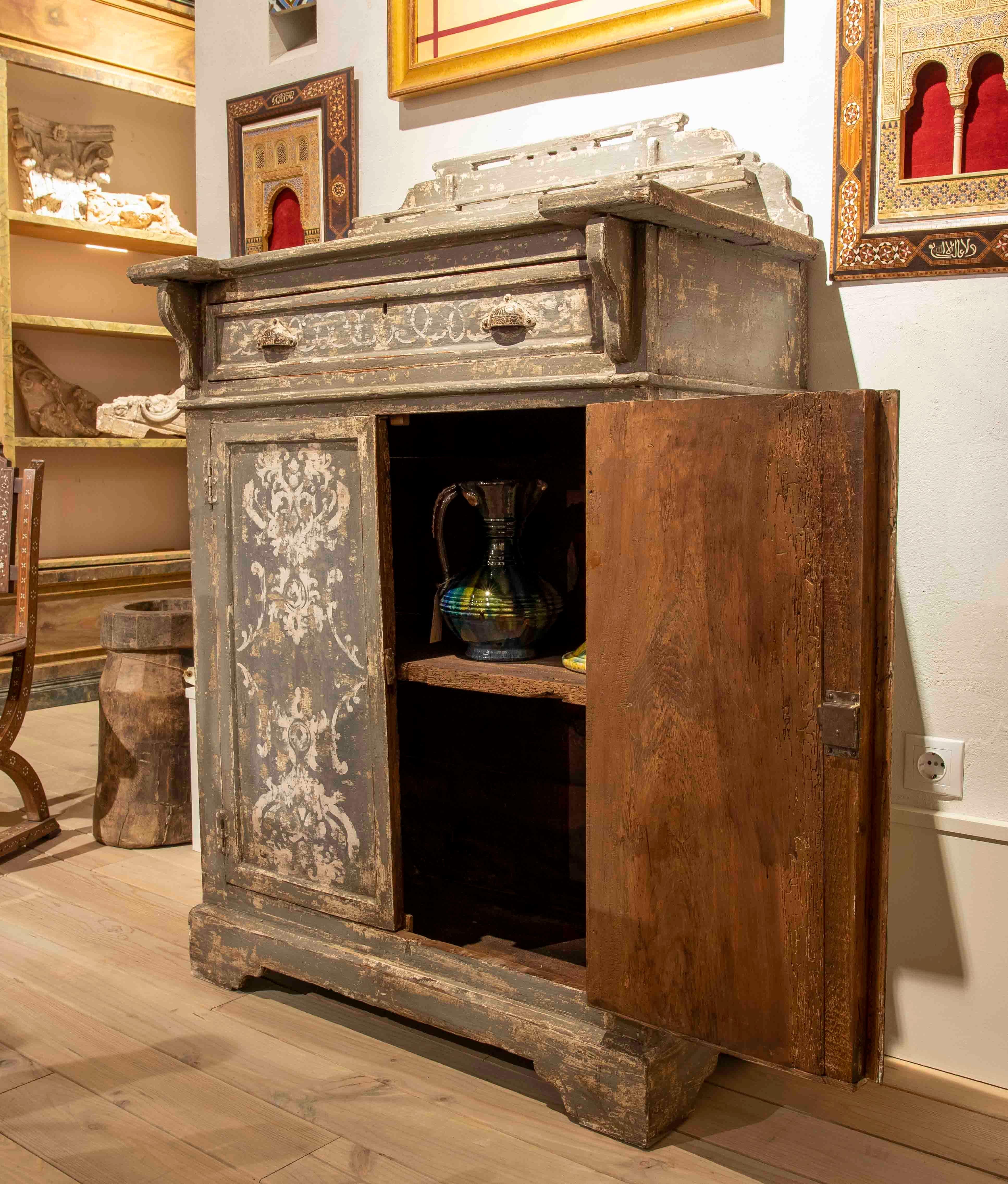 Credenza con ante e cassetti policromi nei toni del grigio e del bianco in vendita 1