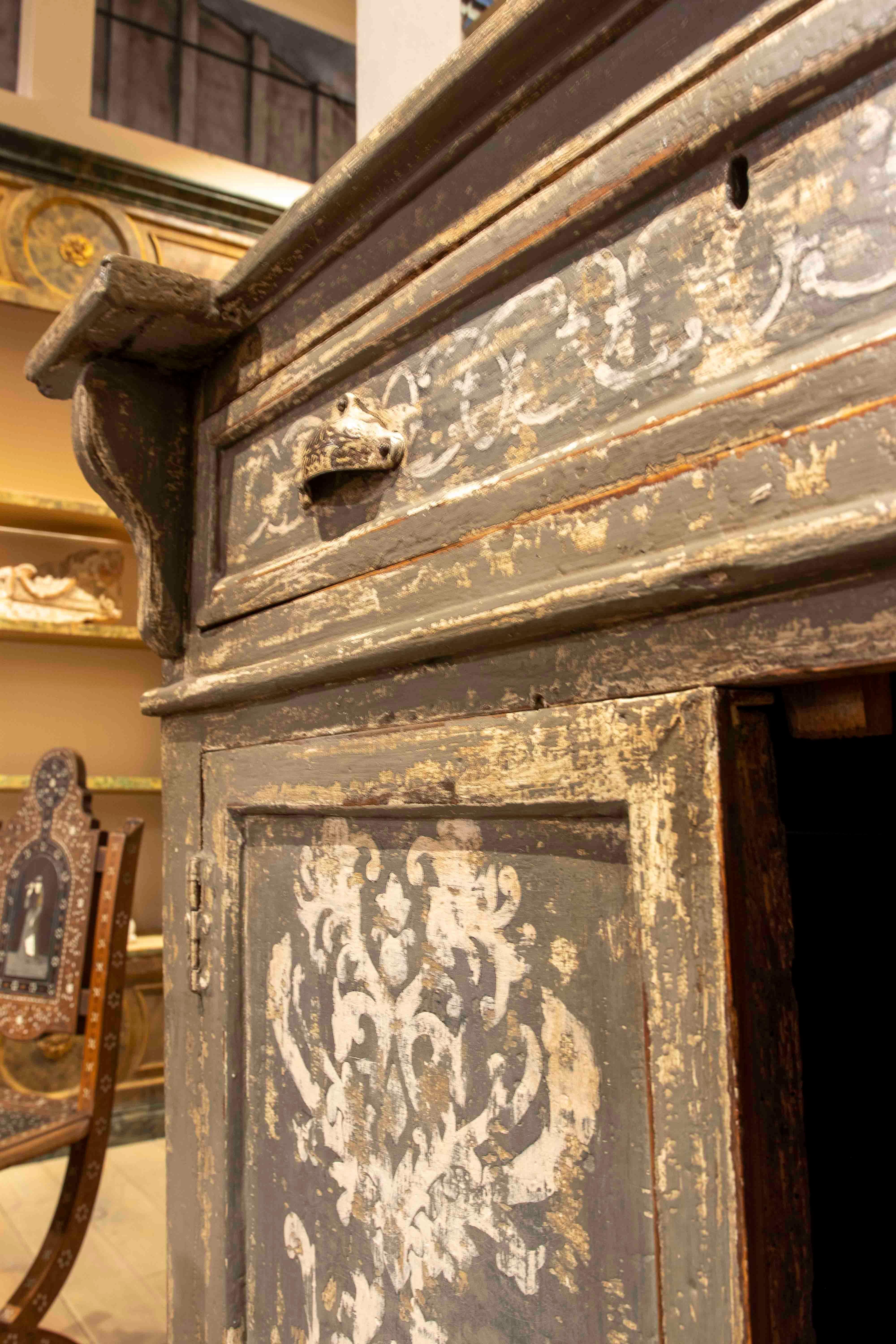 Credenza con ante e cassetti policromi nei toni del grigio e del bianco in vendita 2