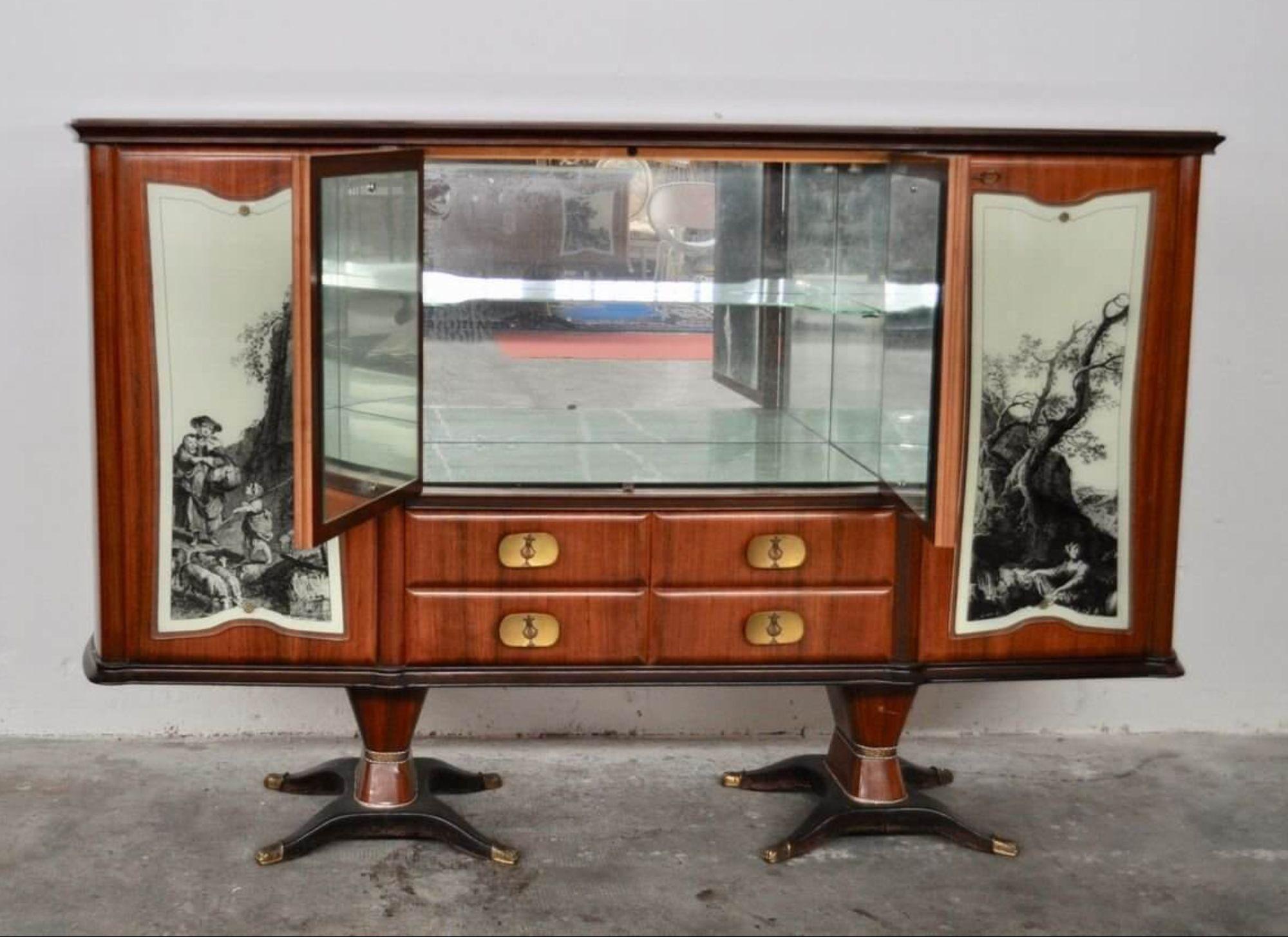 Sideboard with Drawers in Mahogany, Pearwood, Brass and Glass with Allegorical D In condizioni buone in vendita a Manzano, IT