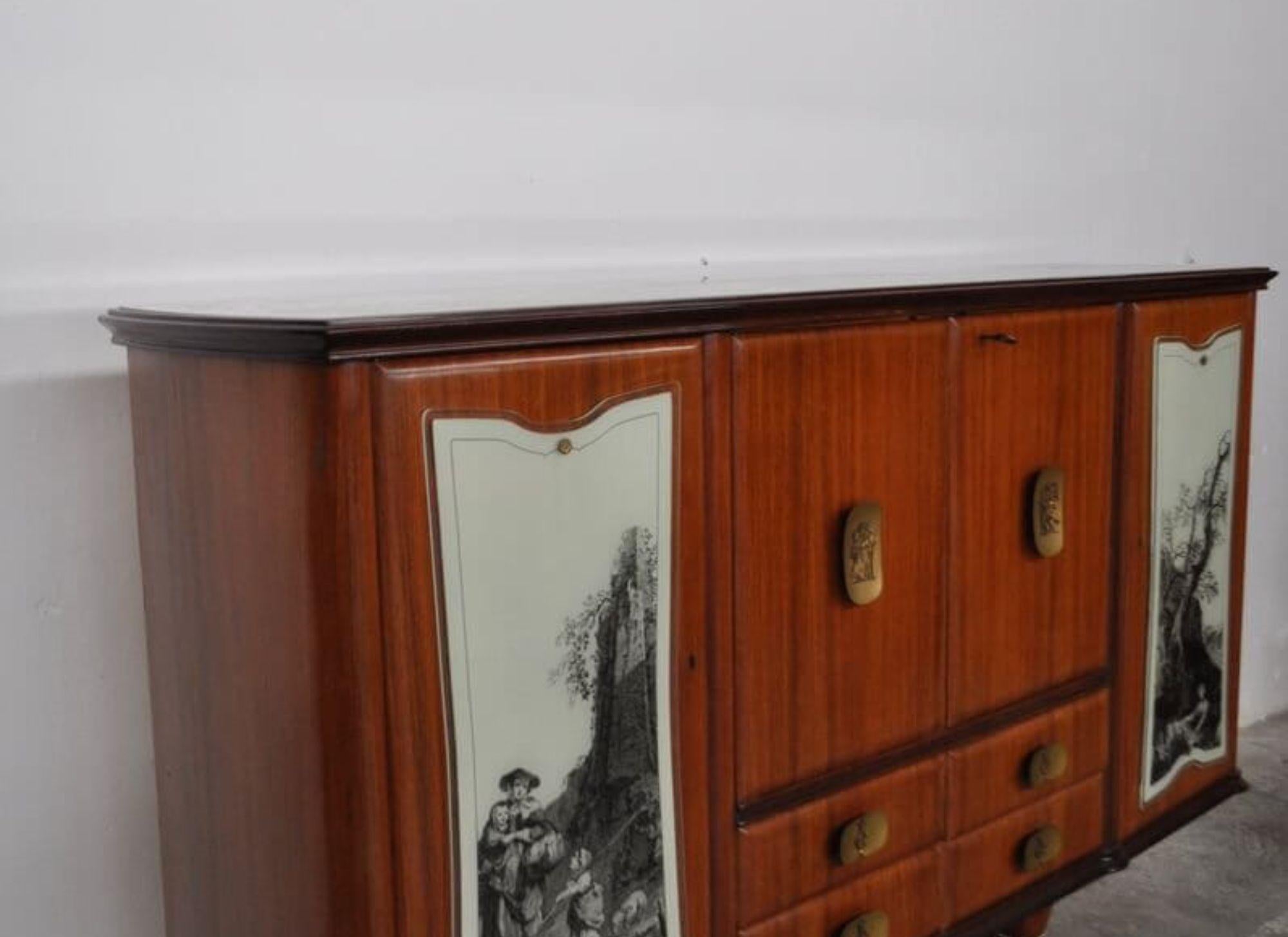 Mogano Sideboard with Drawers in Mahogany, Pearwood, Brass and Glass with Allegorical D in vendita