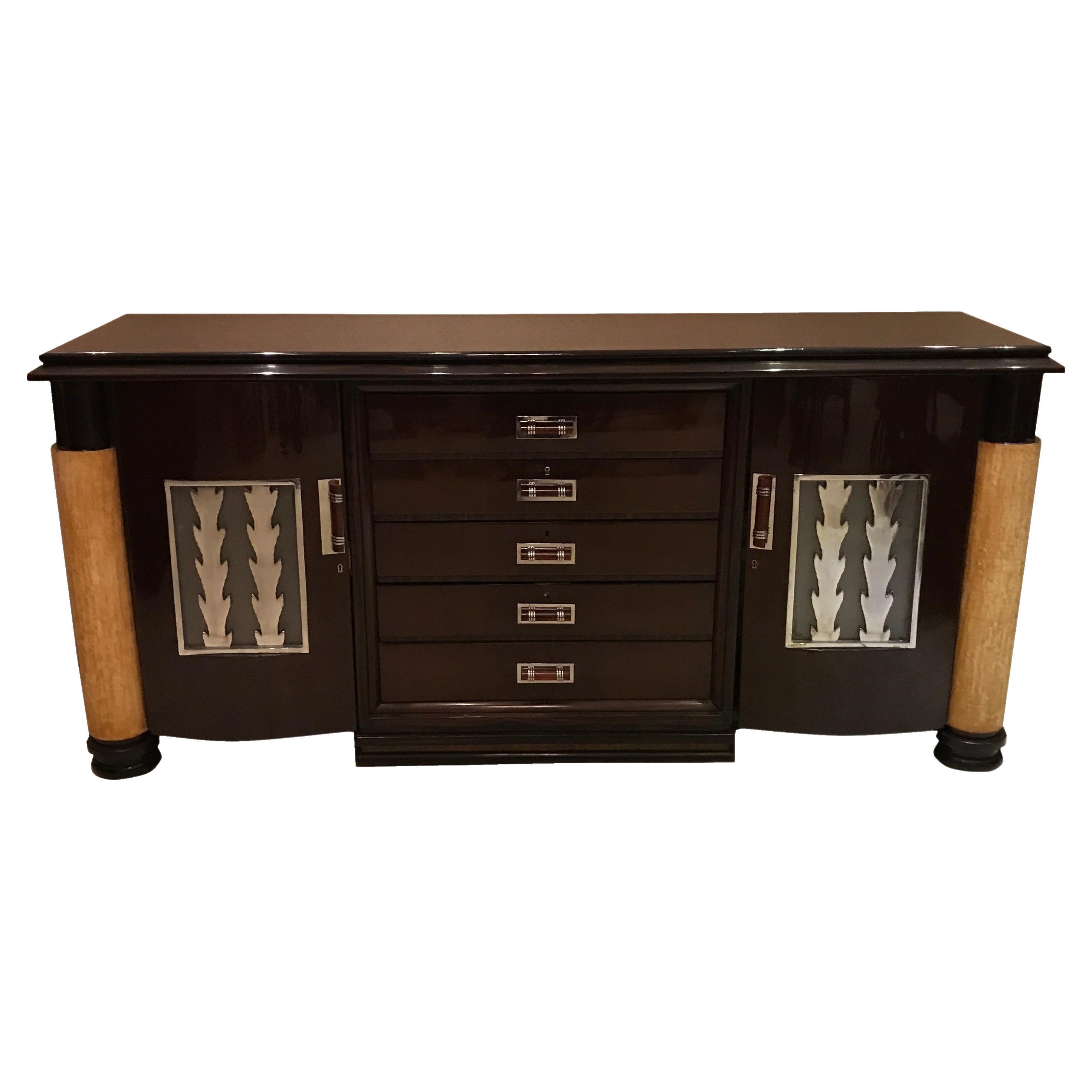 Buffet Art Déco avec tiroirs en bois, cuir parchemin et chrome bronze en vente